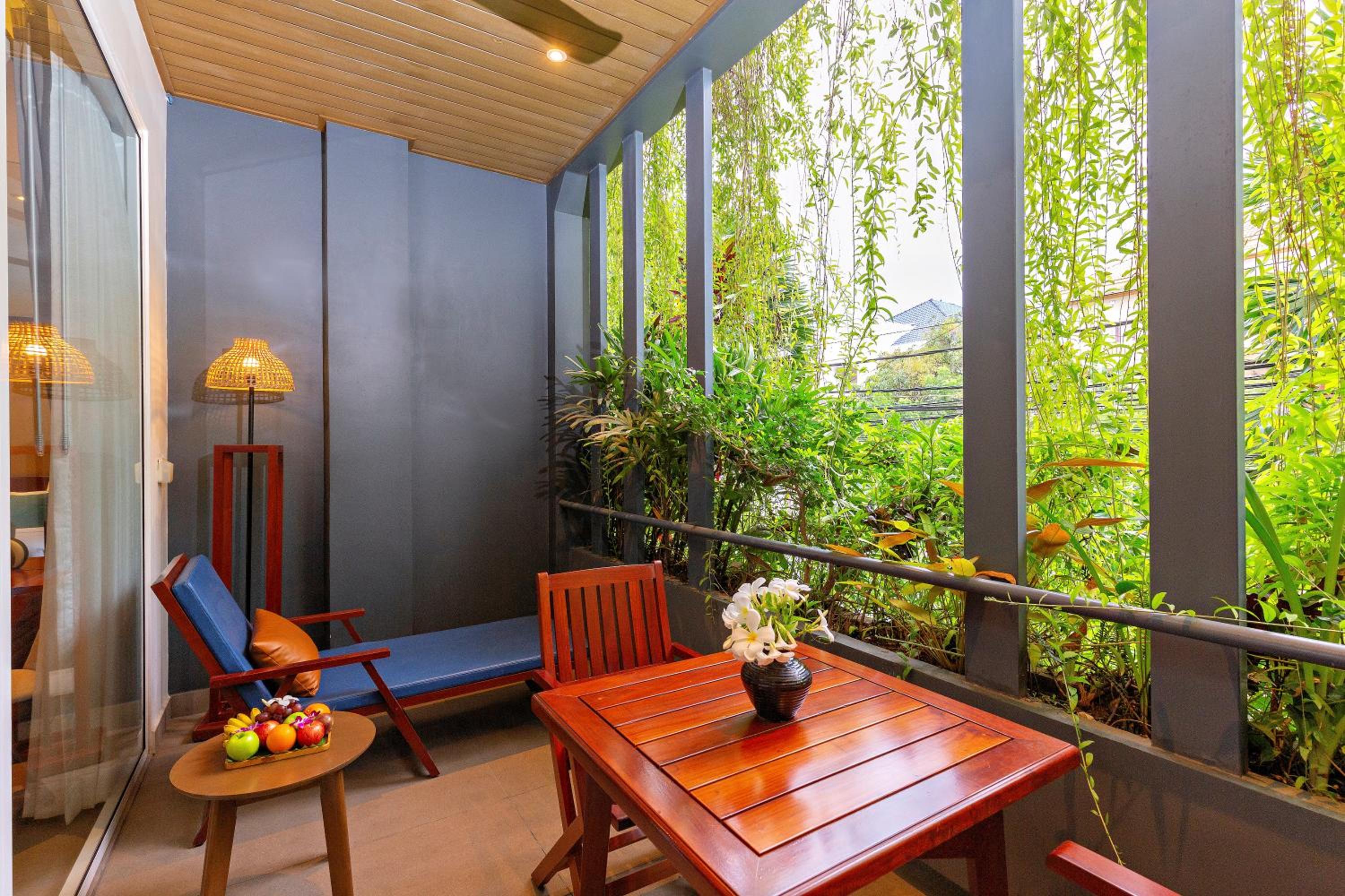 Junior Suite with Balcony - Photo 8