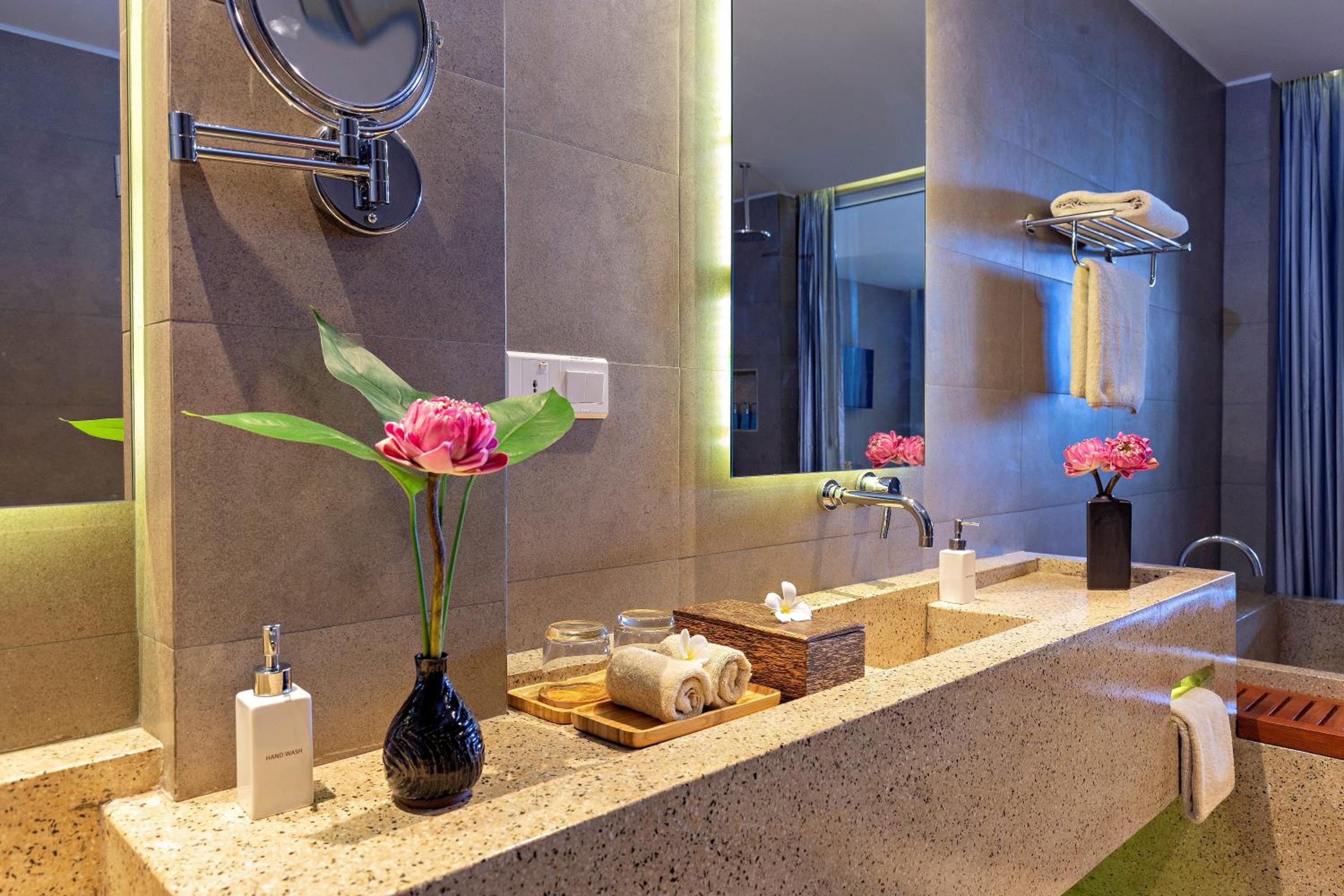 Junior Suite with Balcony - Photo 5