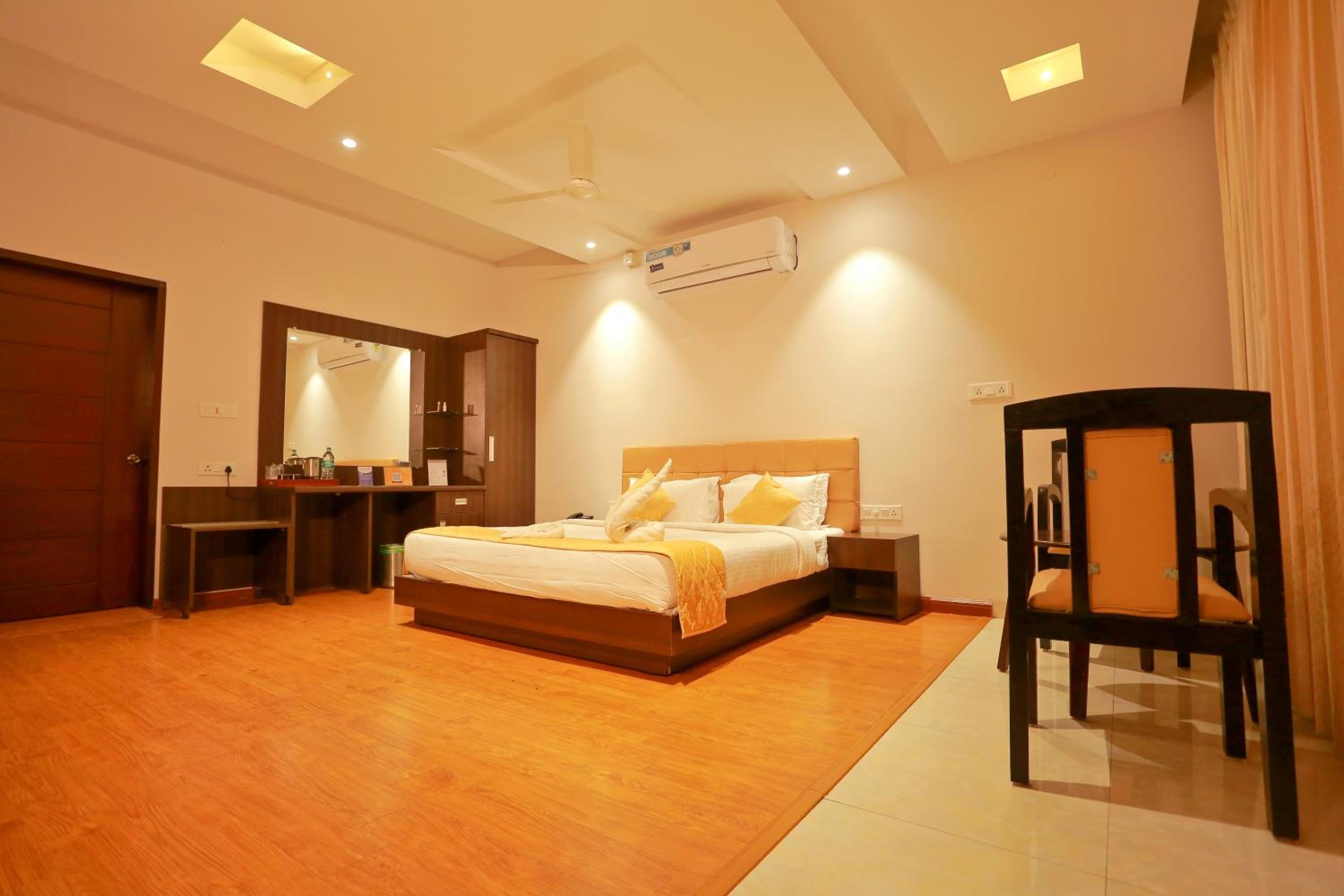 Deluxe Room A/C - Photo 3