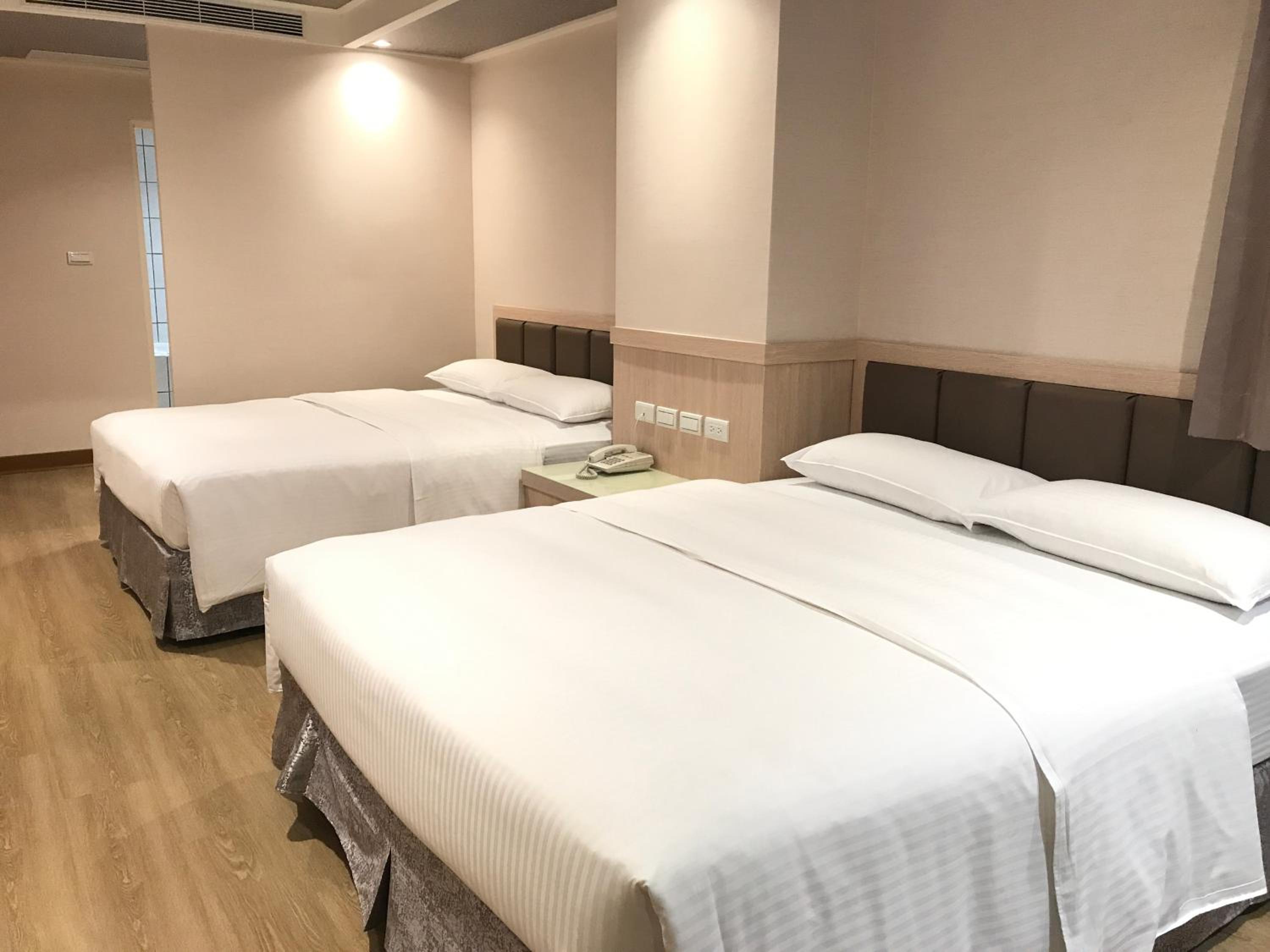 Business Quadruple Room - Photo 6