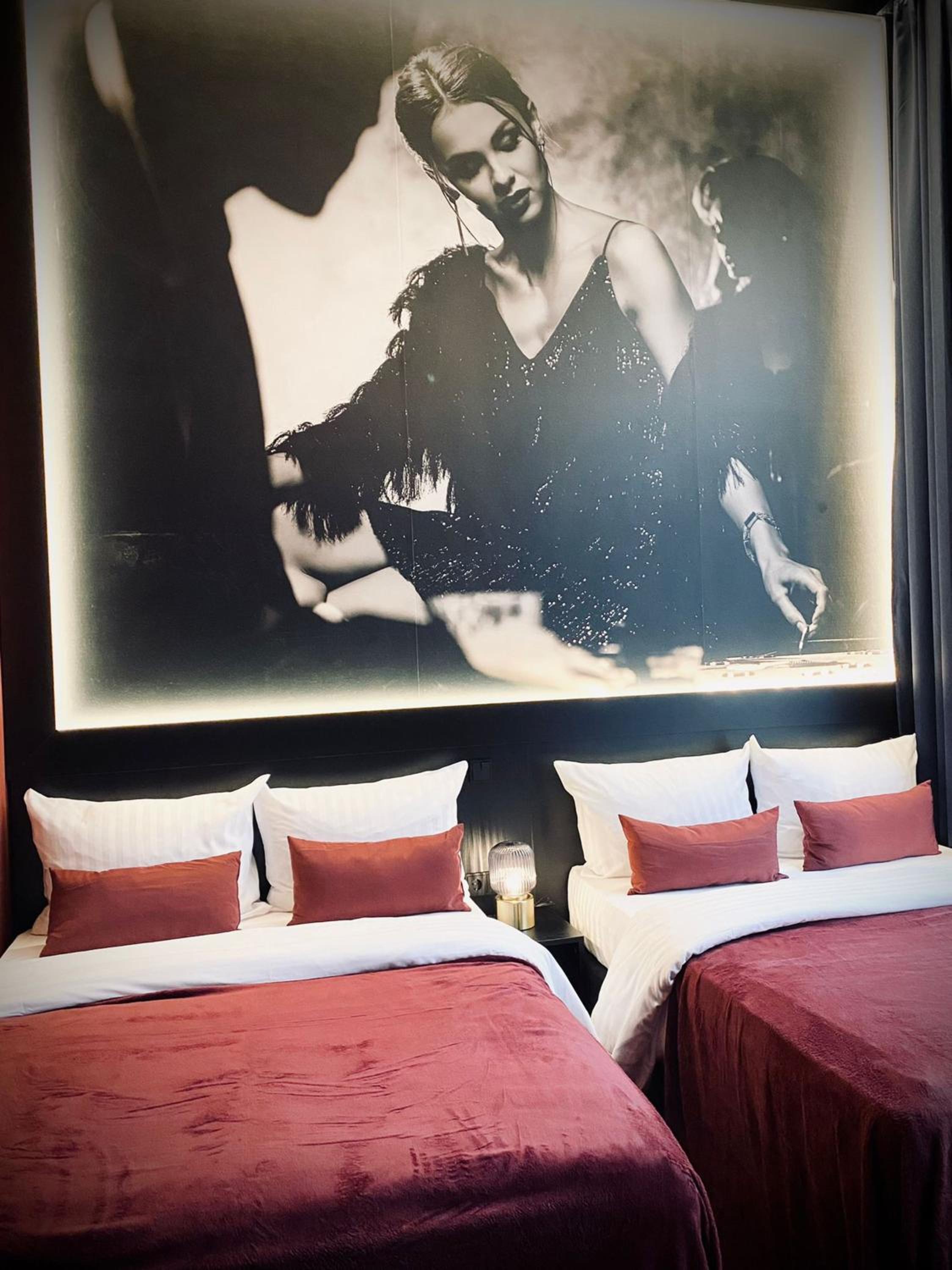 Casino Quadruple Room - Photo 19