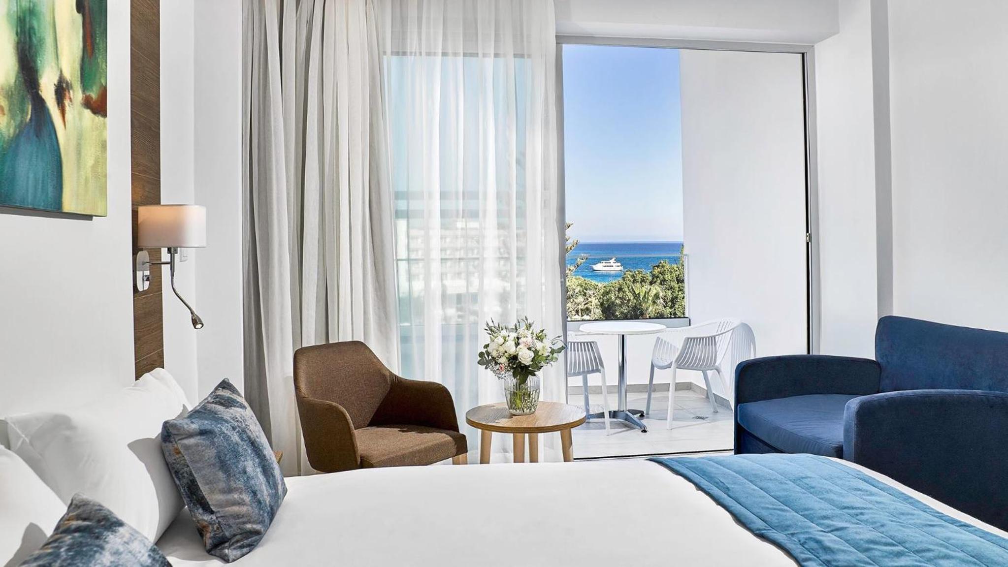 Double or Twin Room with Sea View photo 2