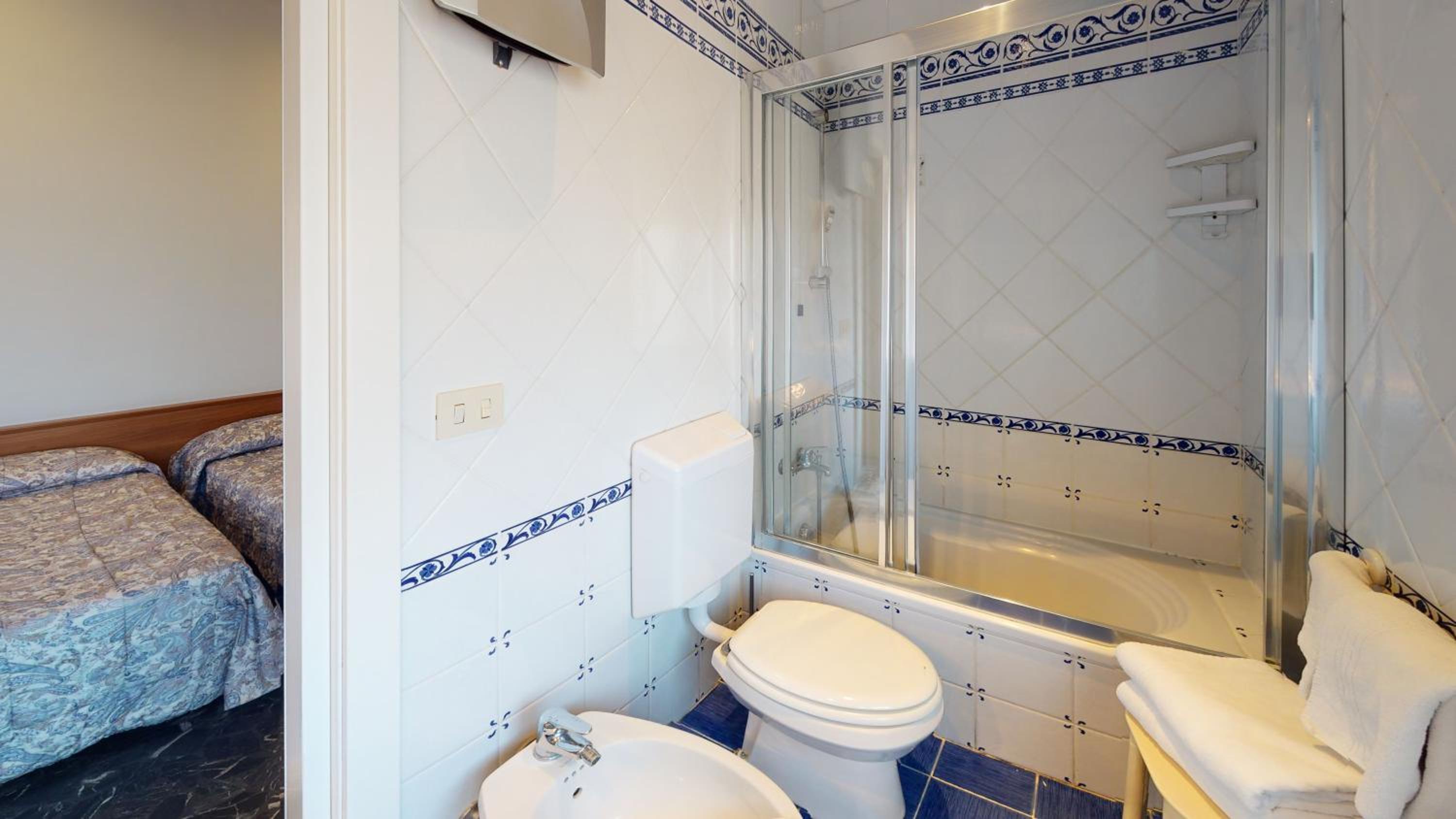 Double Room - Photo 12