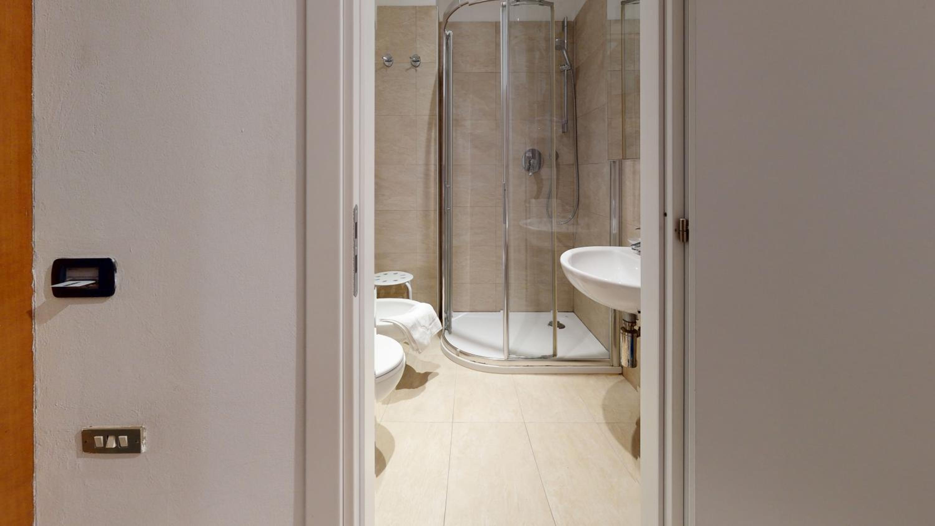 Double Room - Photo 11