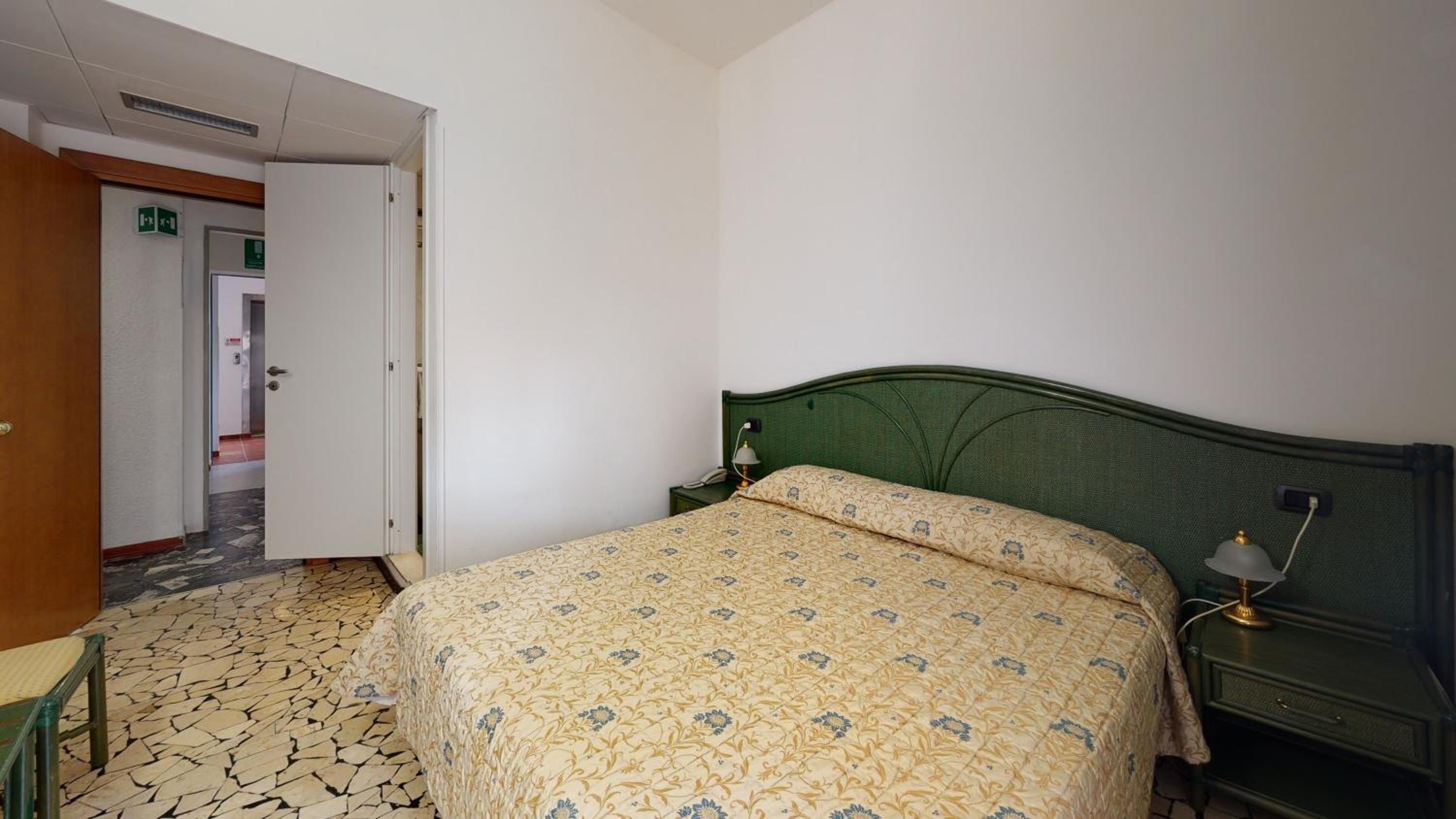 Double Room - Photo 6