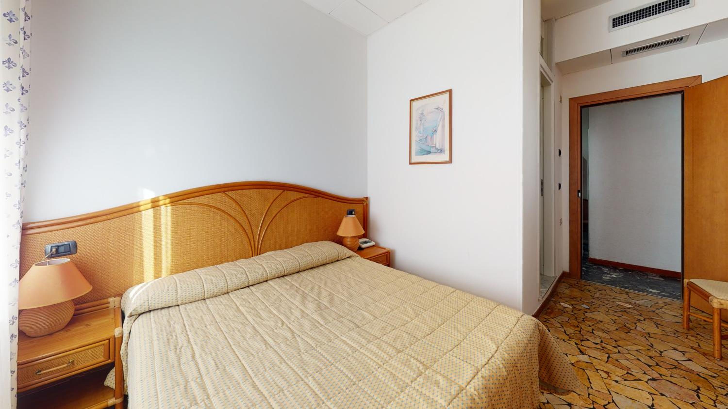 Double Room - Photo 5