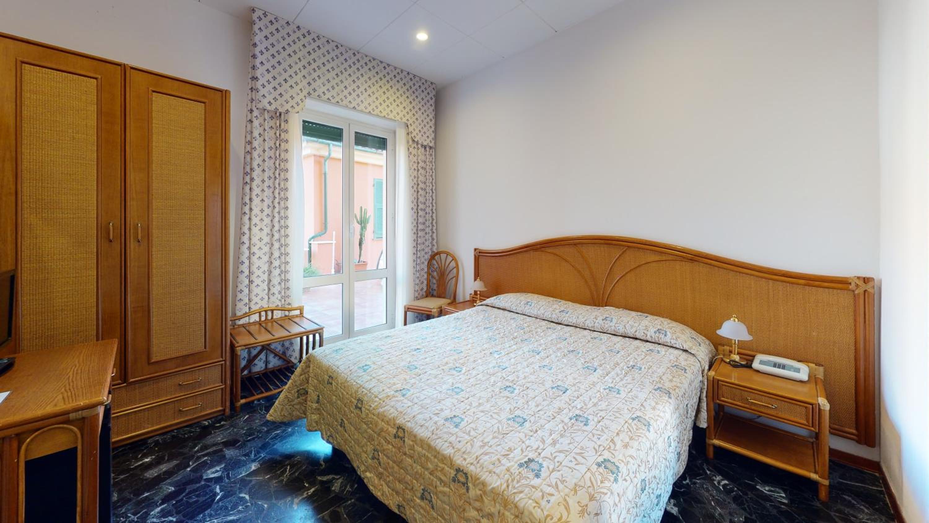 Double Room - Photo 8