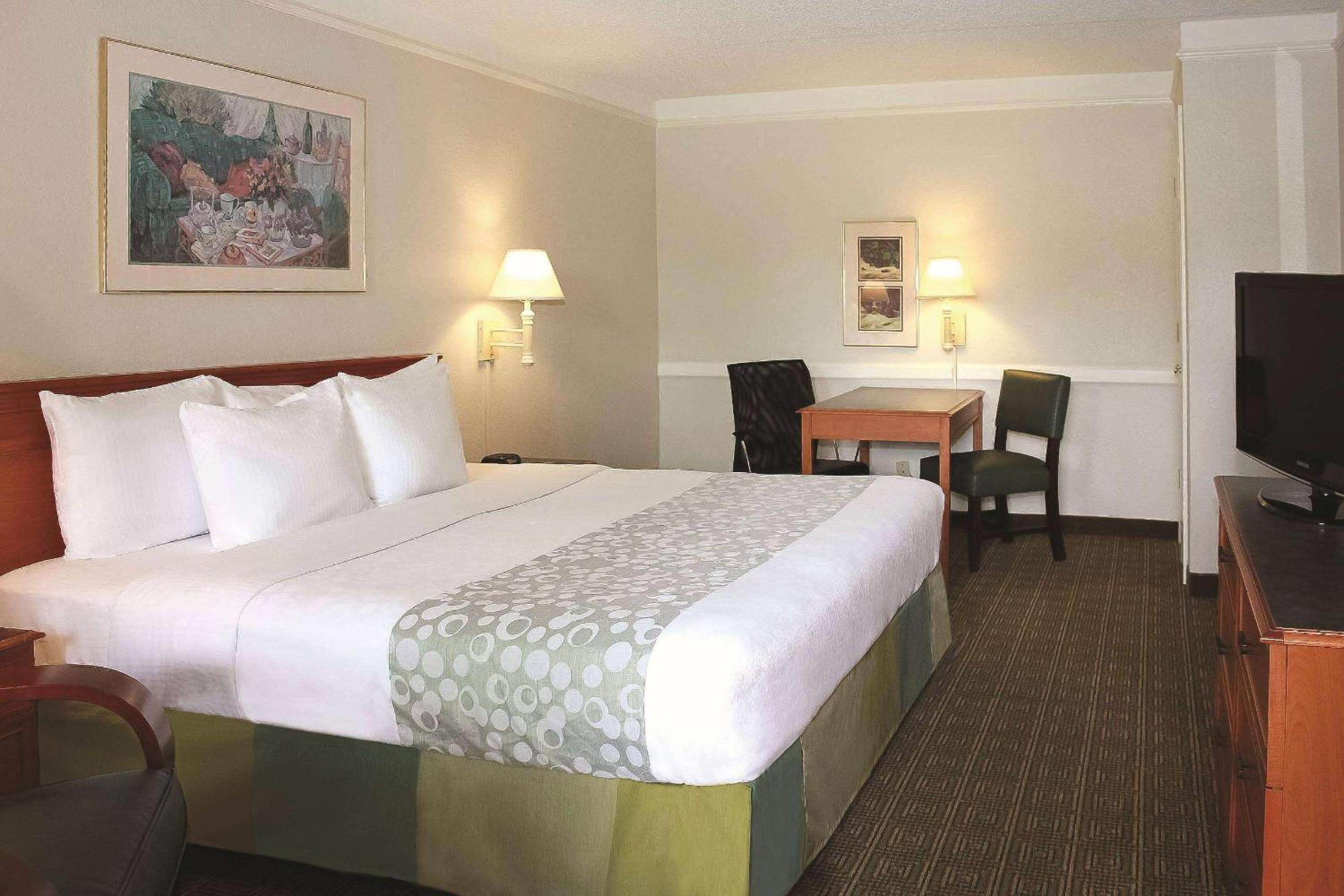 King Room with Bath Tub - Mobility/Hearing Accessible - Non-Smoking - Photo 1