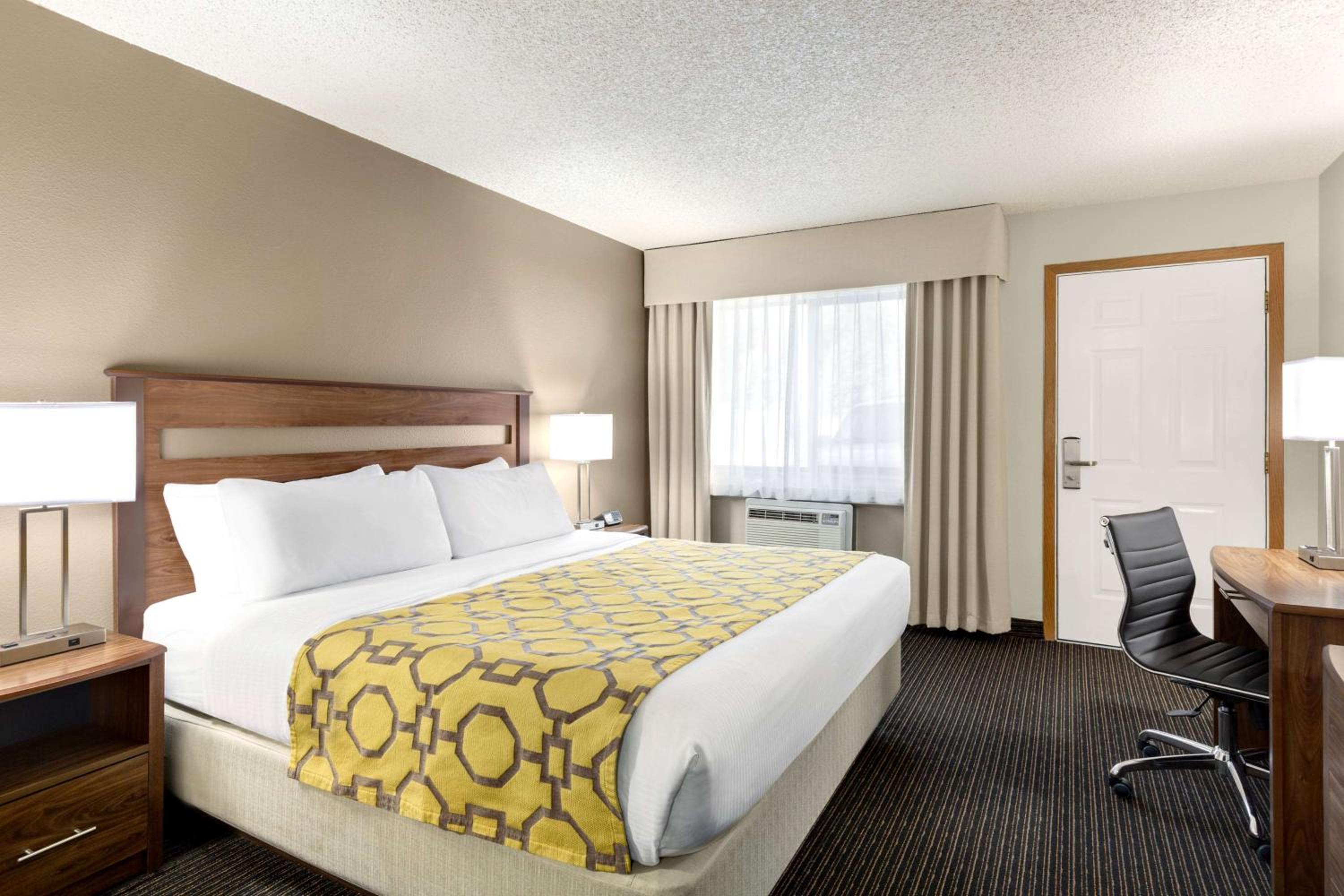 King Room - Non-Smoking - Photo 5