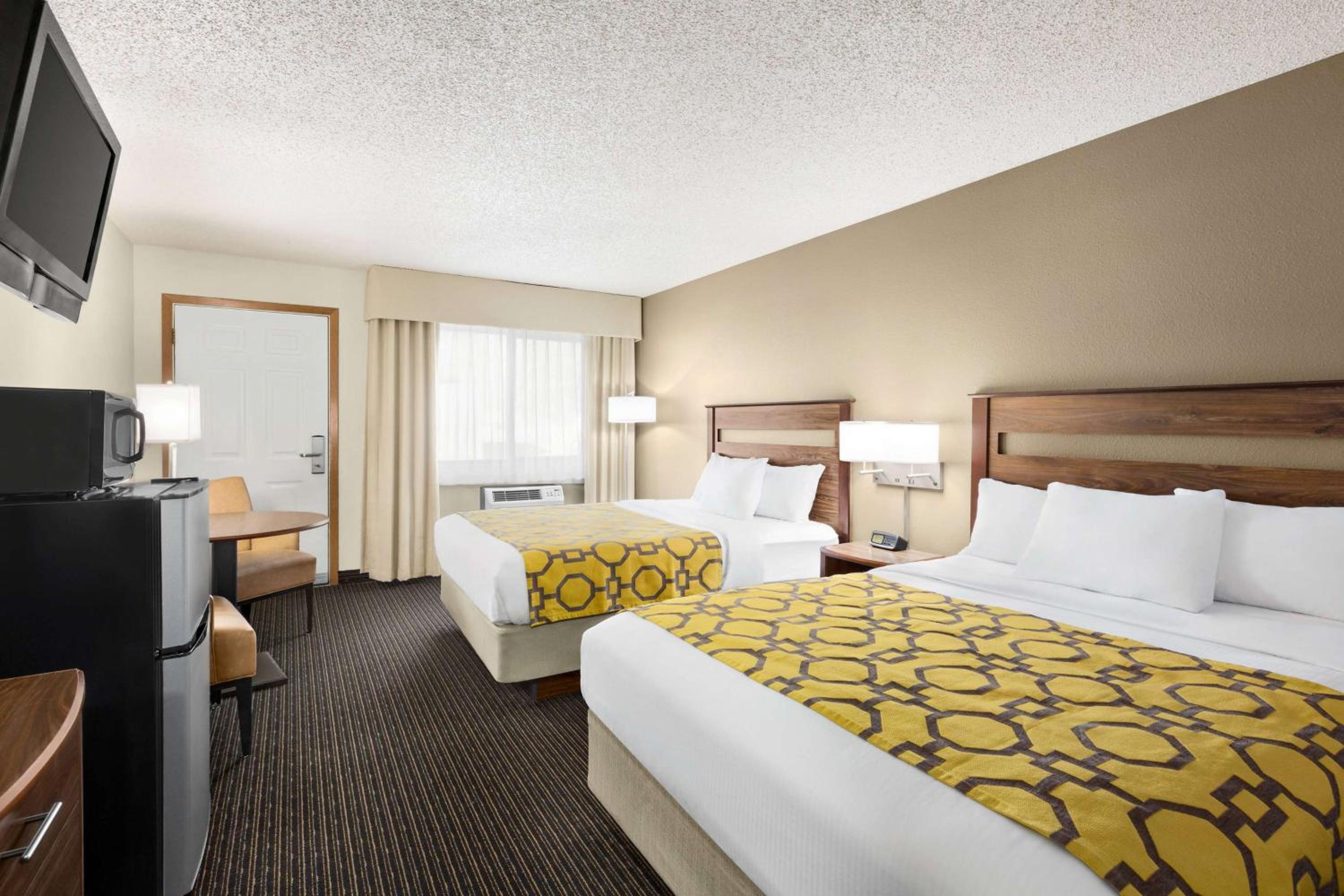 Queen Room with Two Queen Beds - Non-Smoking - Photo 1
