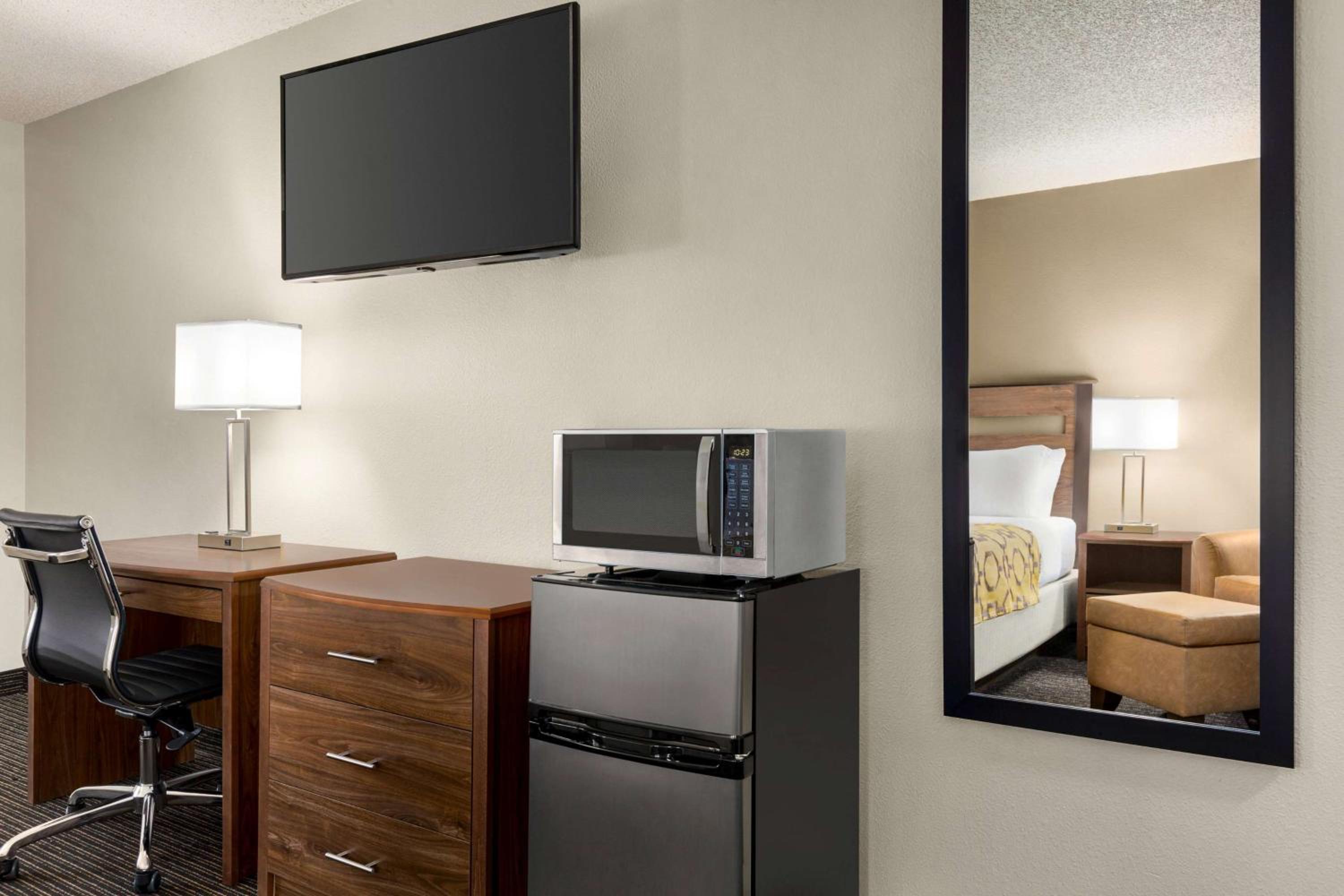 King Room - Non-Smoking - Photo 6
