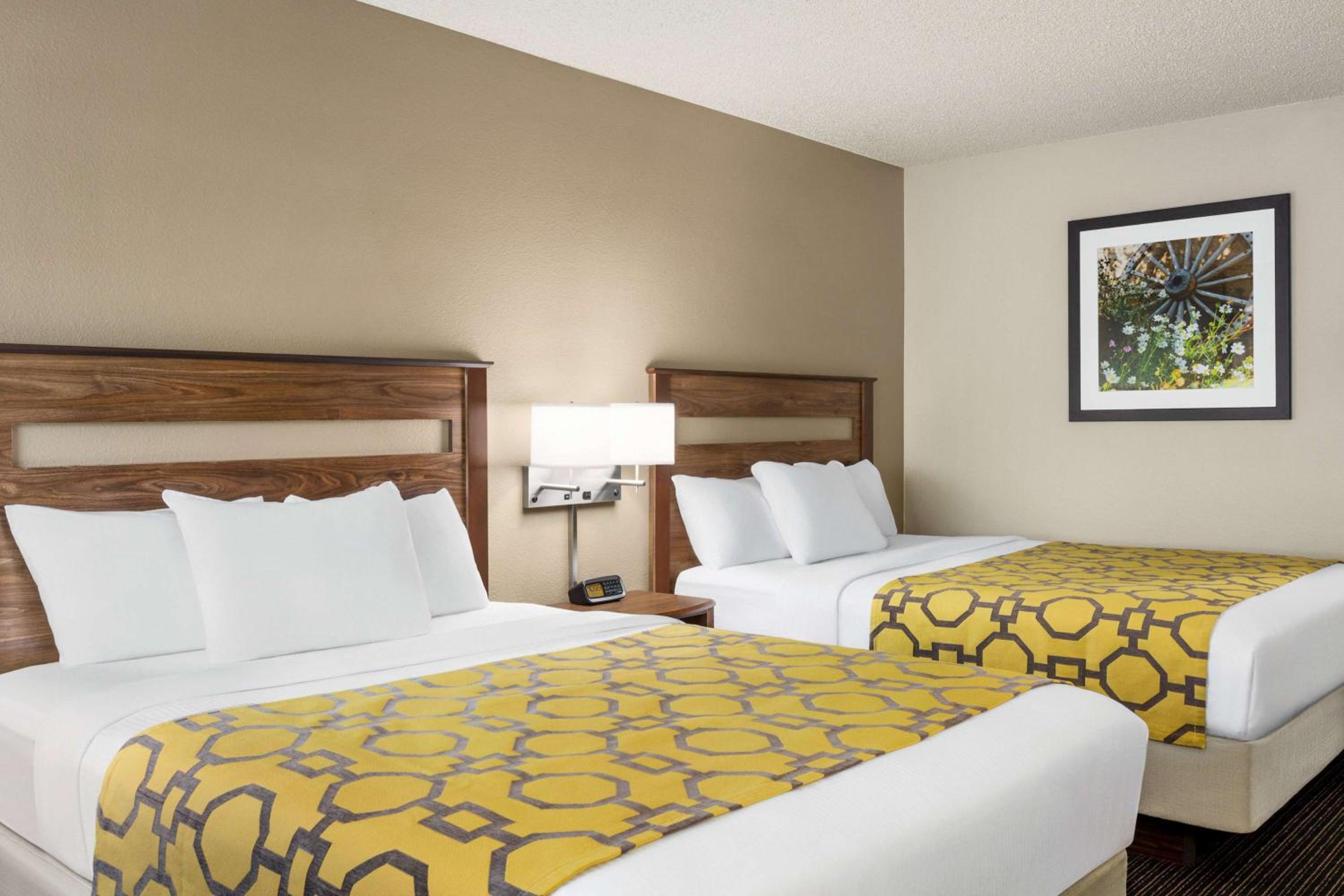 Queen Room with Two Queen Beds - Non-Smoking - Photo 3