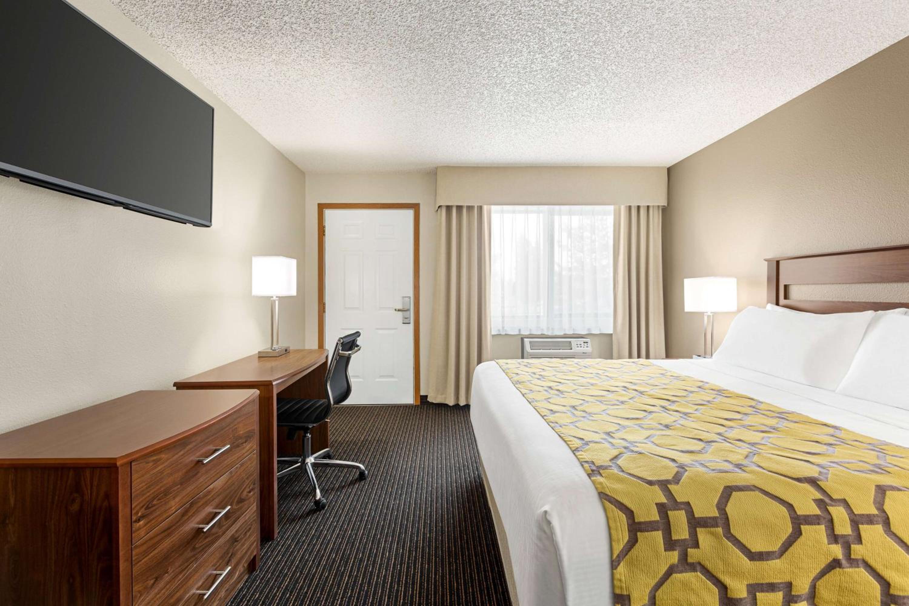 King Room - Non-Smoking - Photo 8