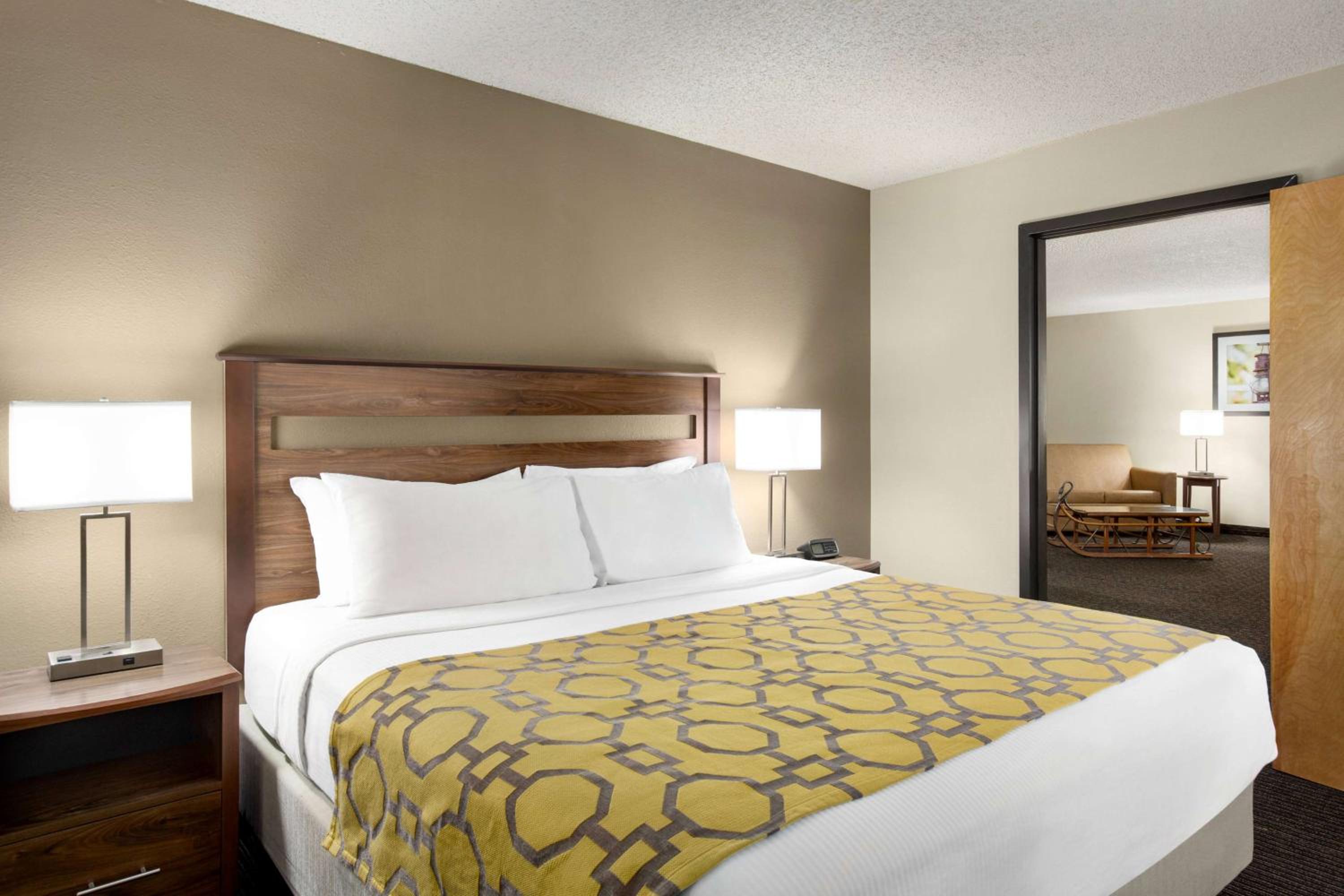 One-Bedroom King Suite - Non-Smoking - Photo 3
