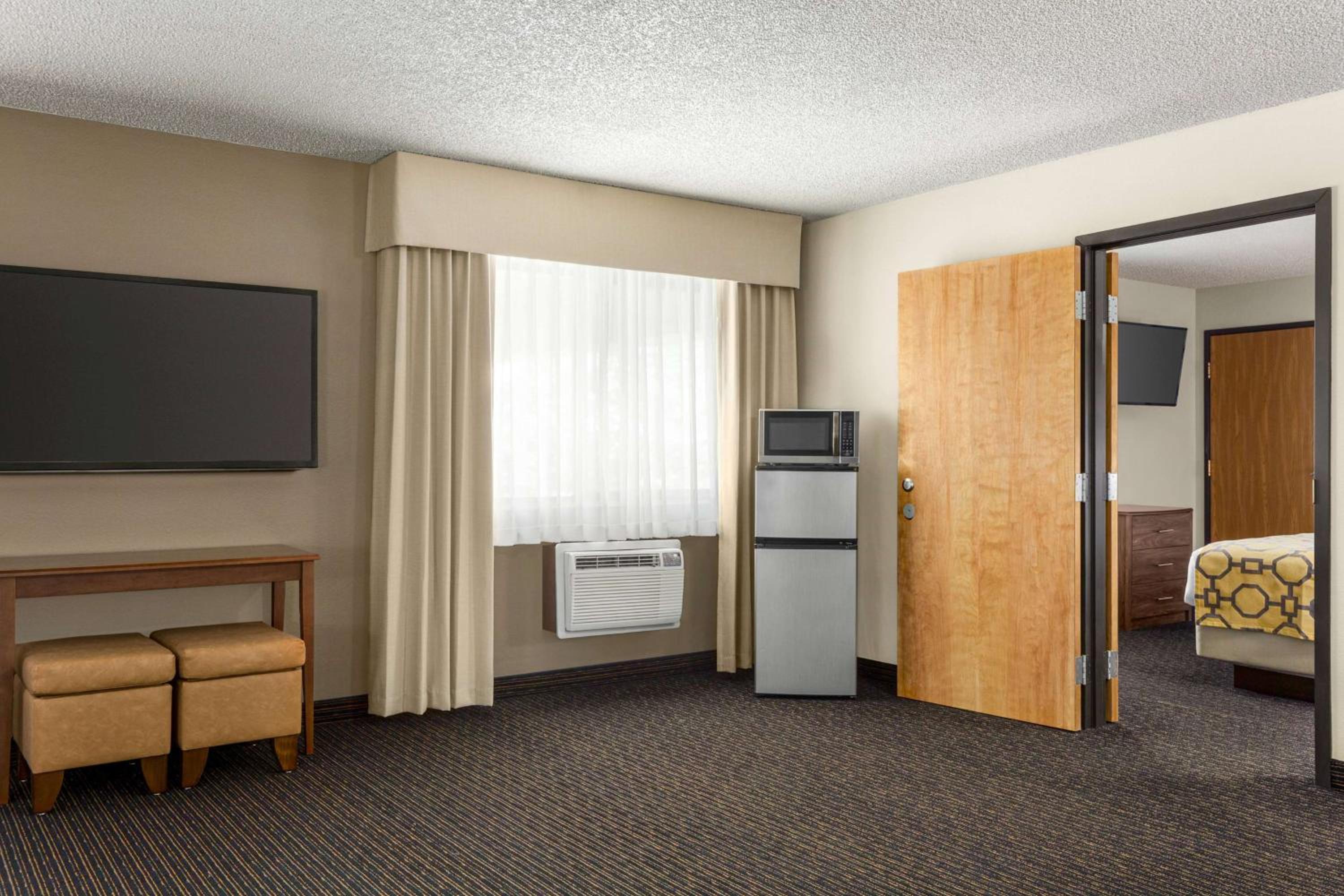 One-Bedroom King Suite - Non-Smoking - Photo 4