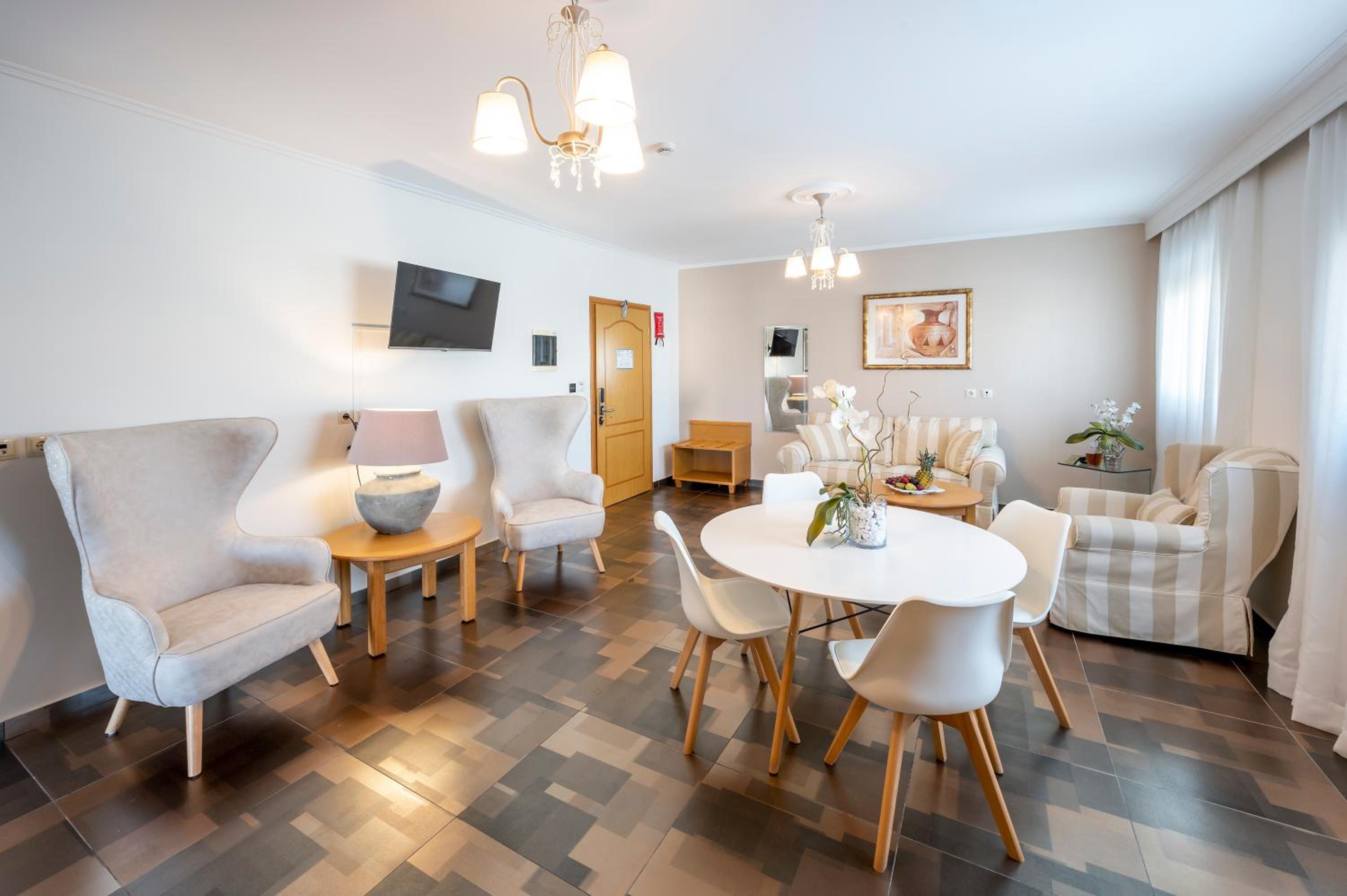 Superior King Suite - Photo 4