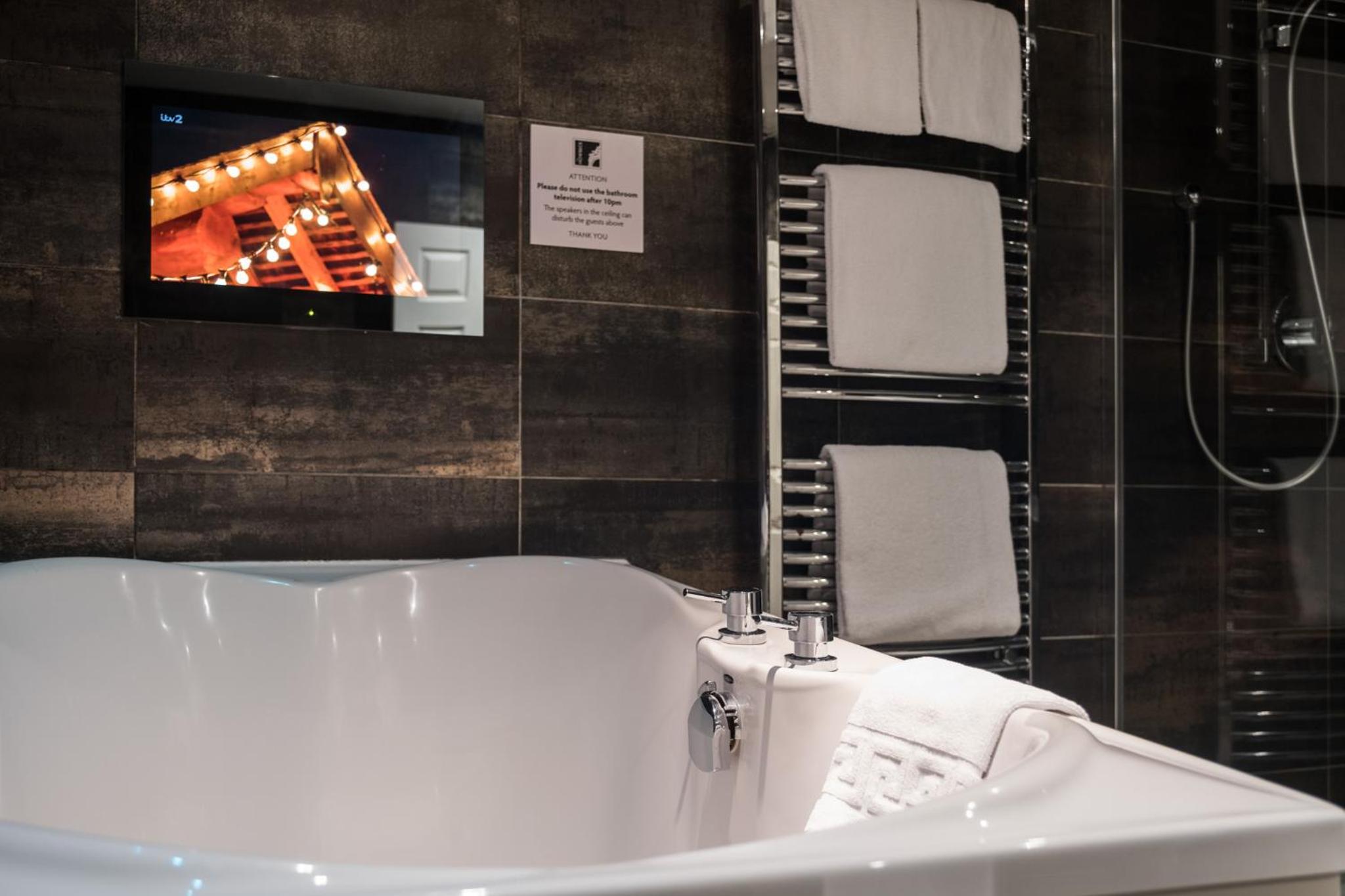 Retreat Suite with Stunning Spa Bathroom - Photo 3