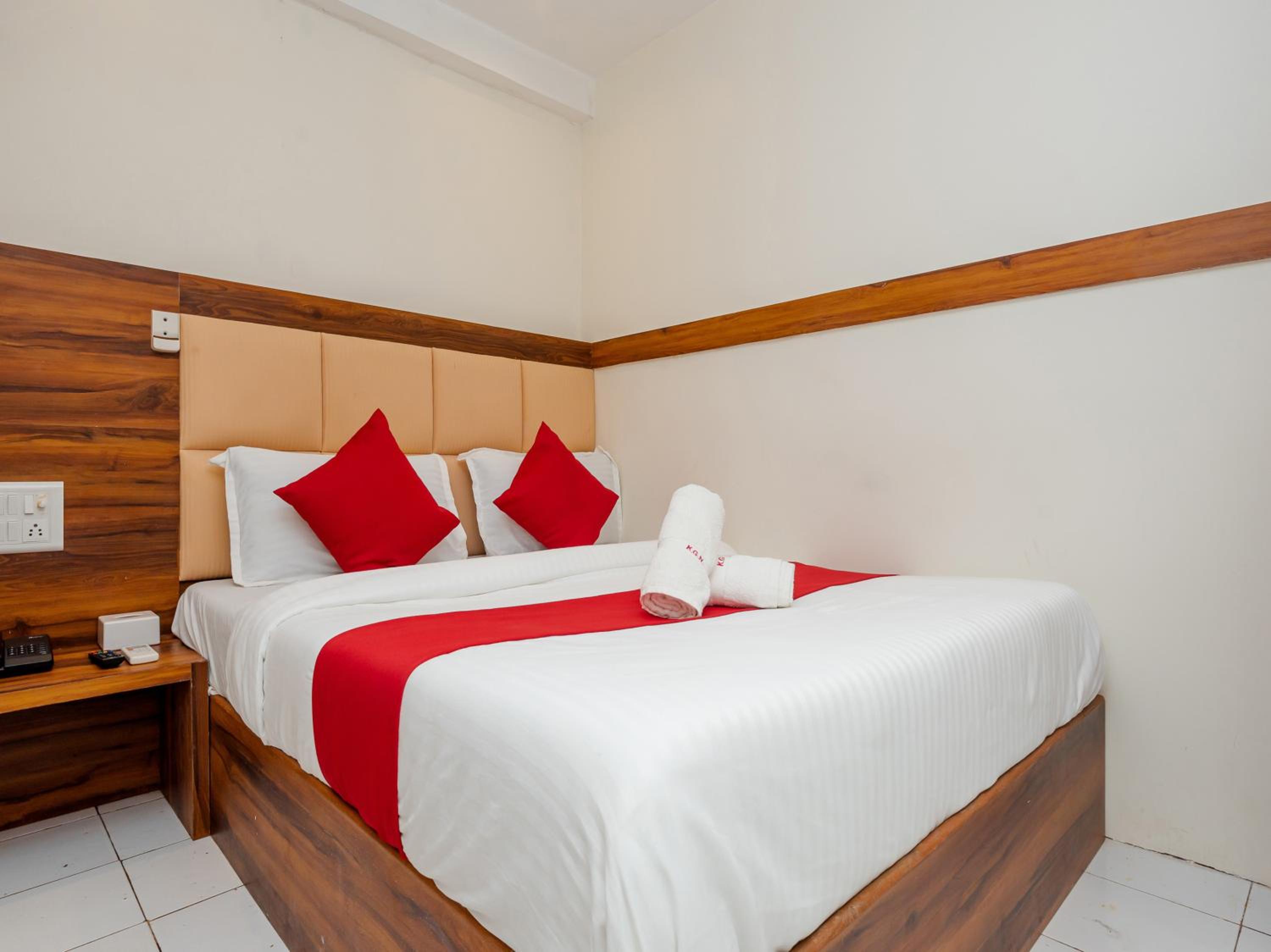 Deluxe Double Room - Photo 11