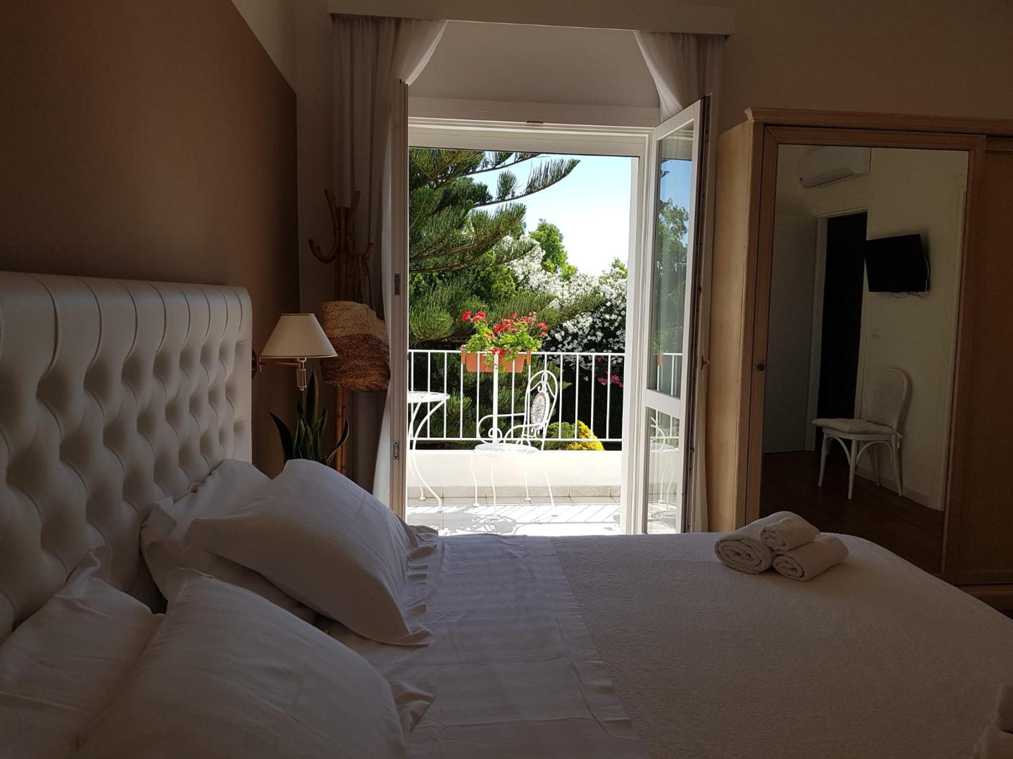 Superior Double or Twin Room with Garden View - Photo 12