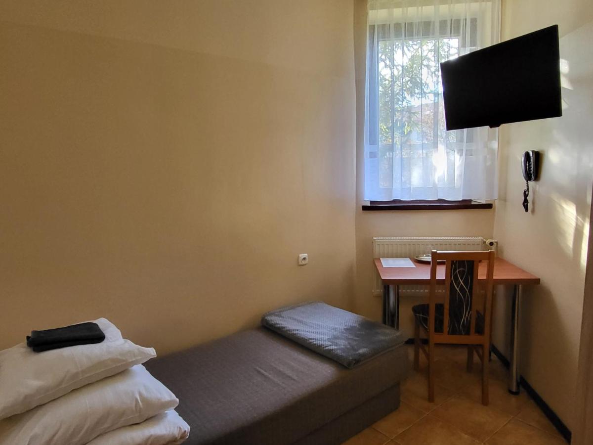 Single Room with Shared Bathroom photo 2