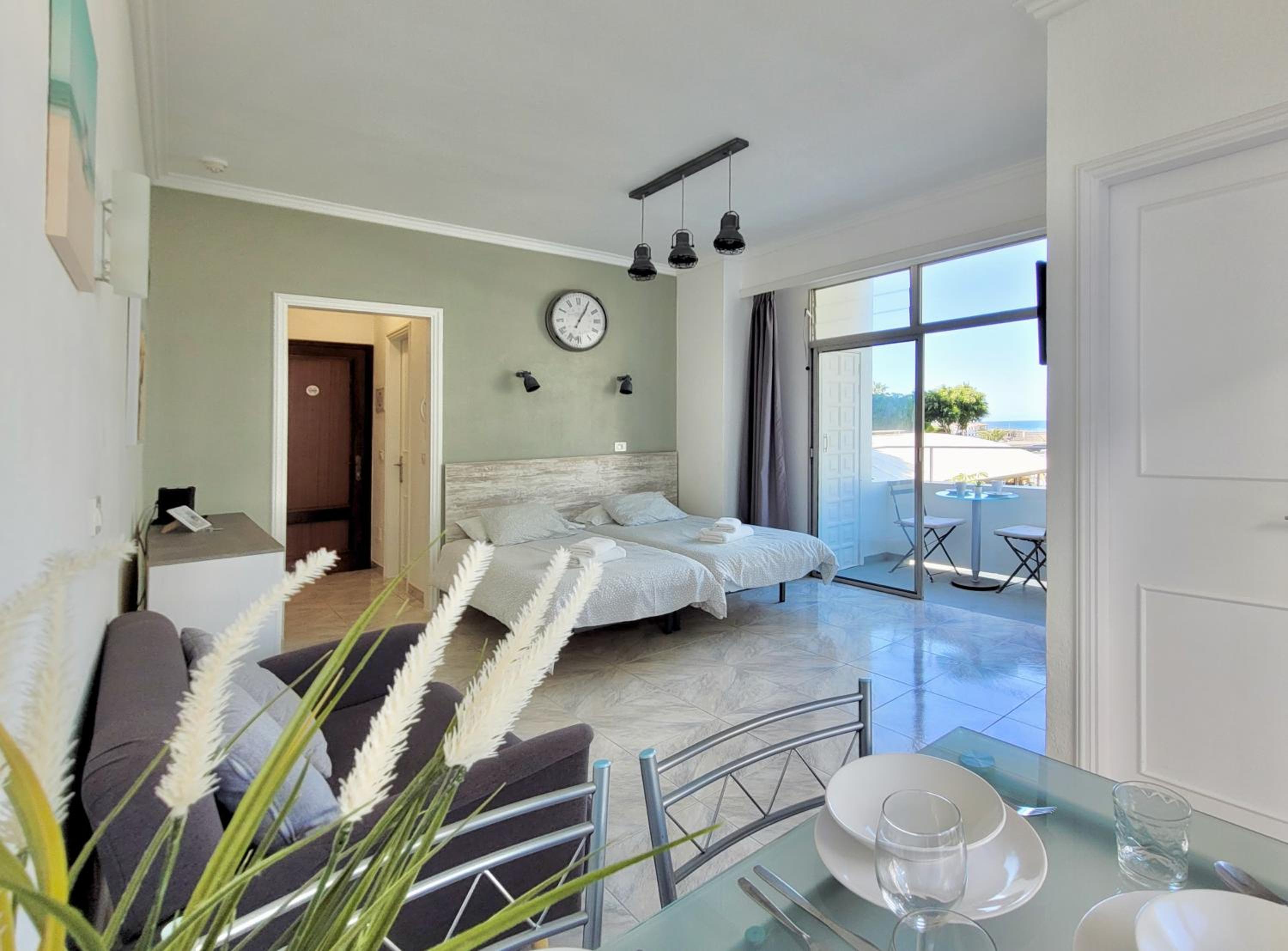 Estudio con vista al mar