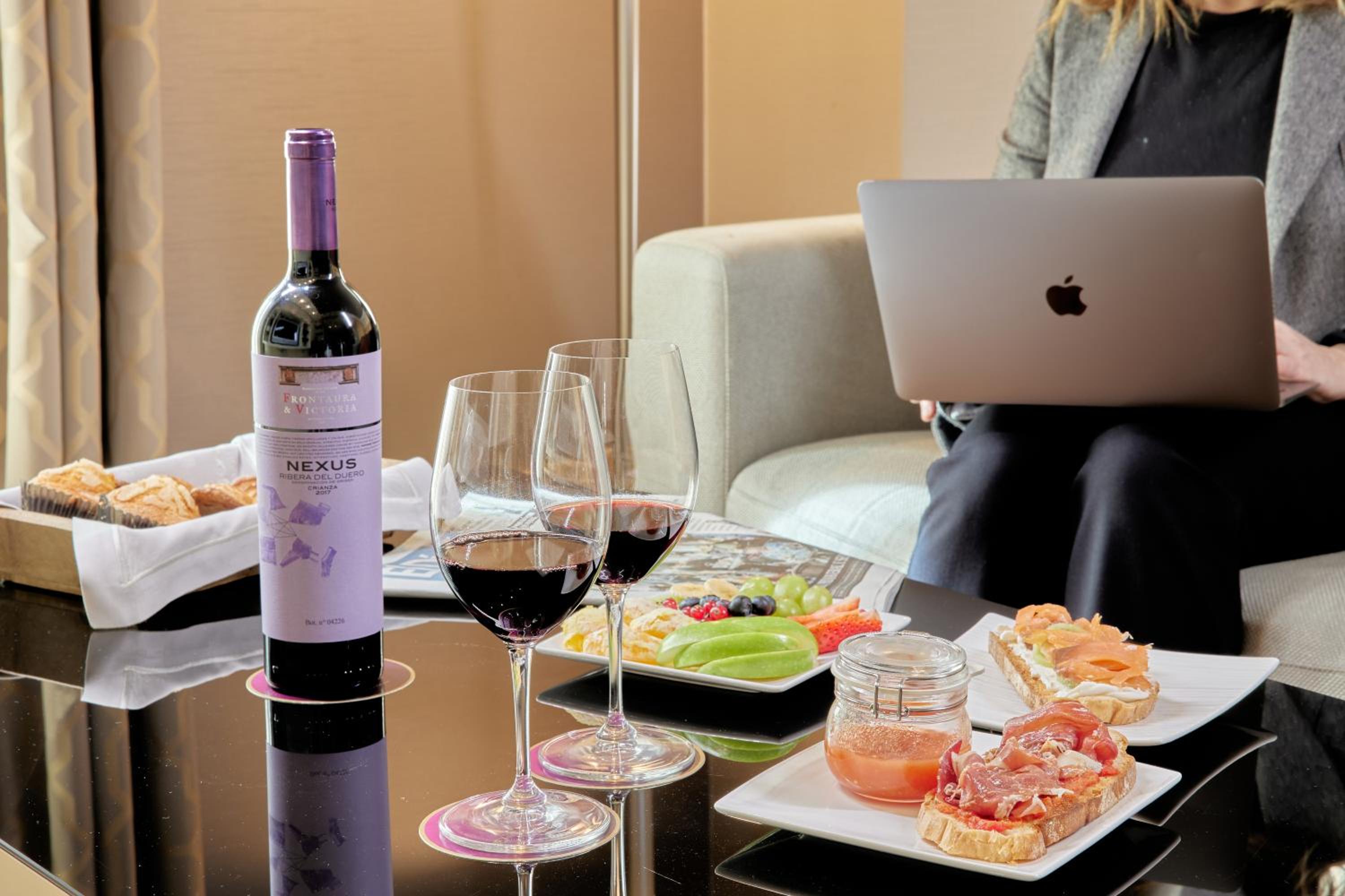 Premium Suite - Photo 14