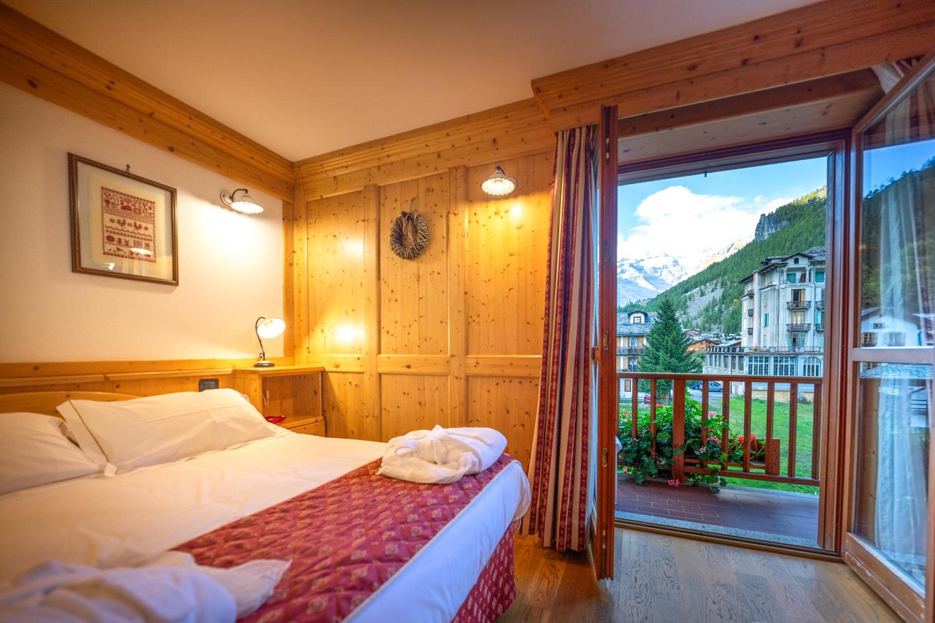 Large Double Room - Photo 3