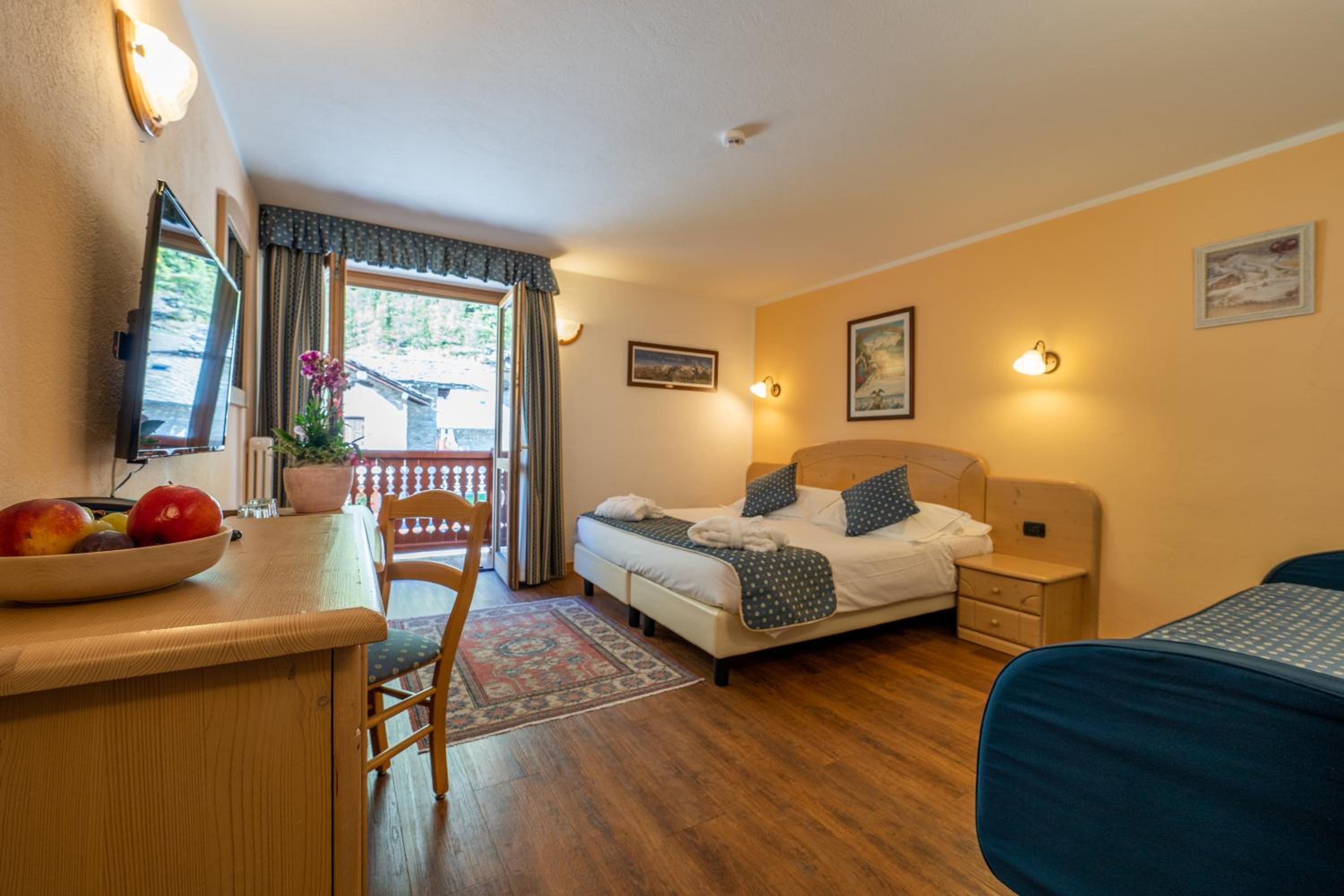 Large Double Room - Photo 5
