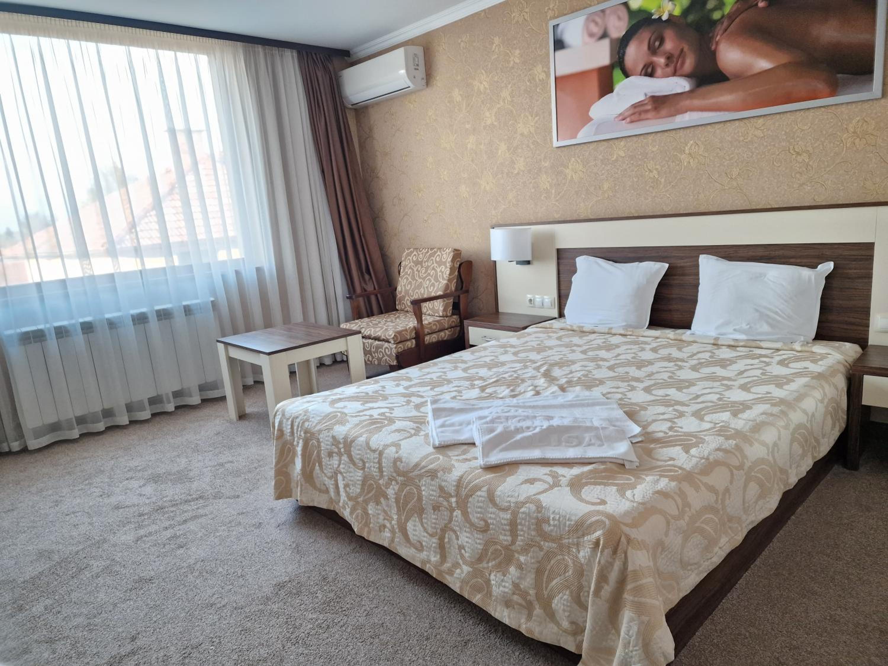 Budget Double Room with Bathtub