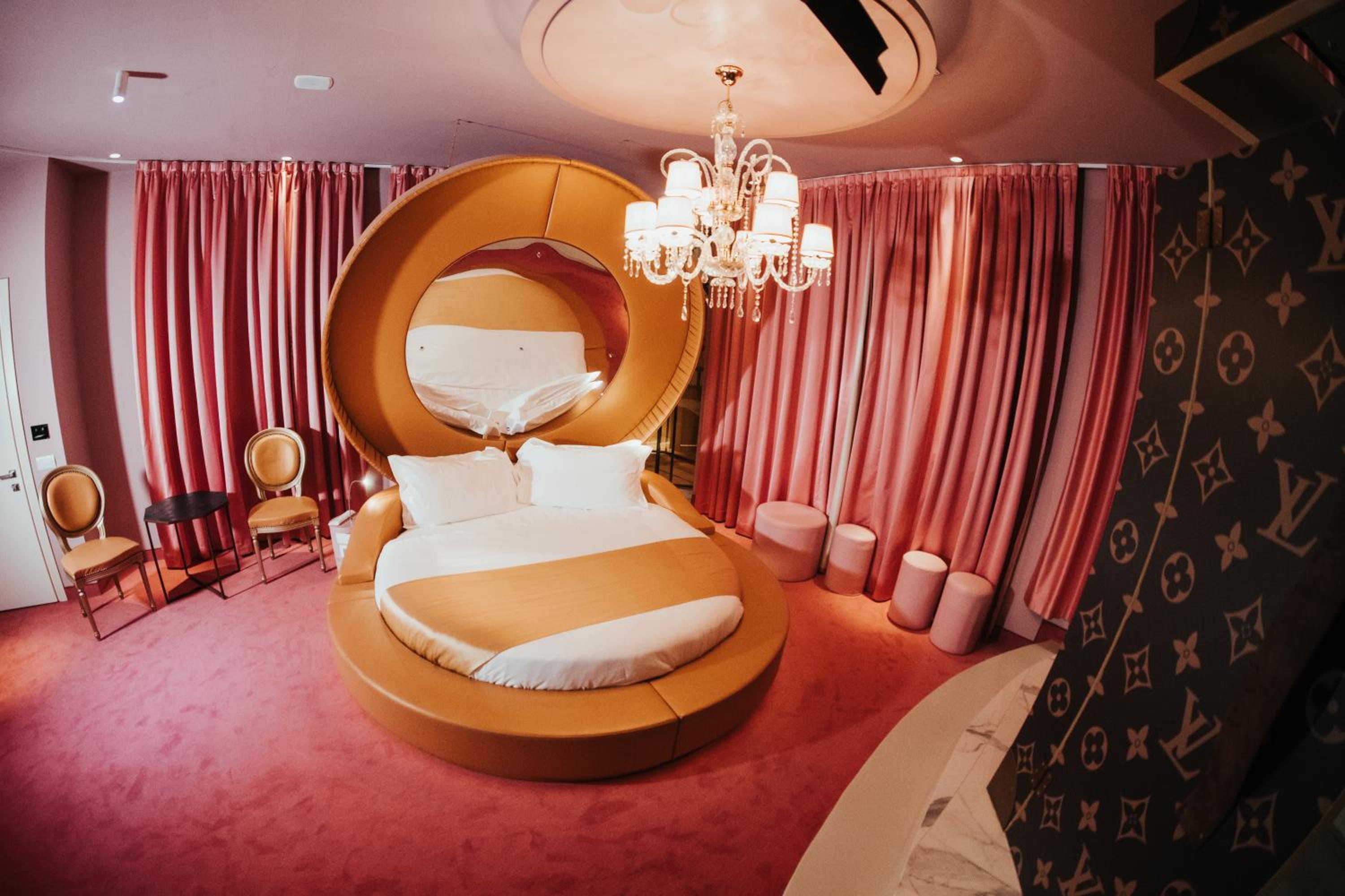 Suite with Hot Tub