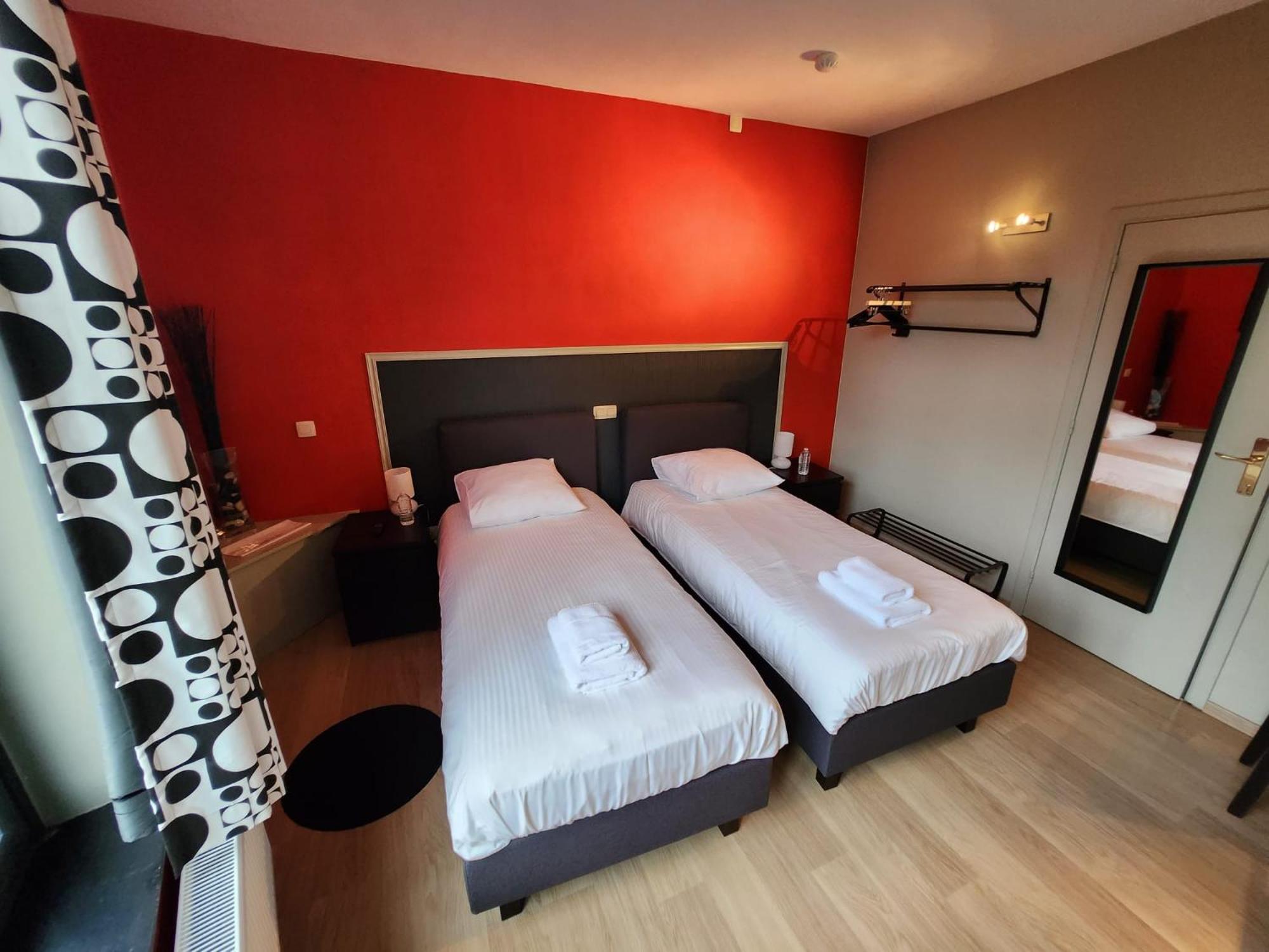 Twin Room - Photo 3