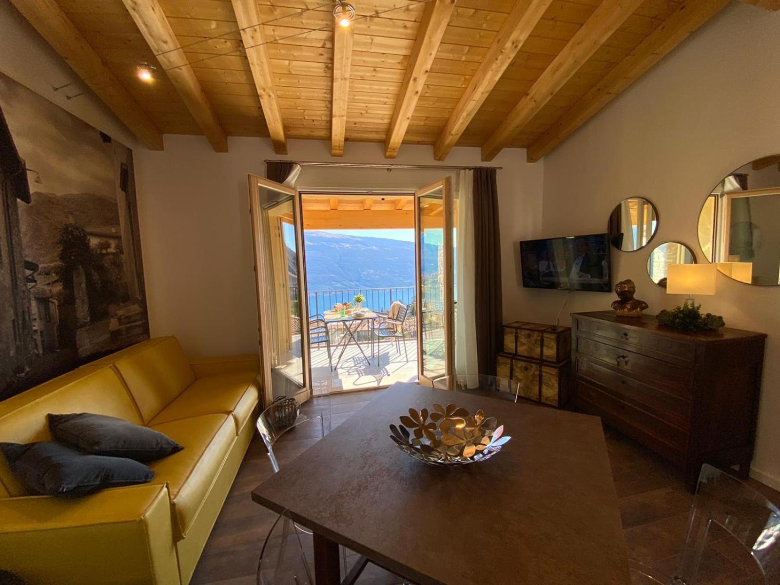 Superior One-Bedroom Apartment with Lake View