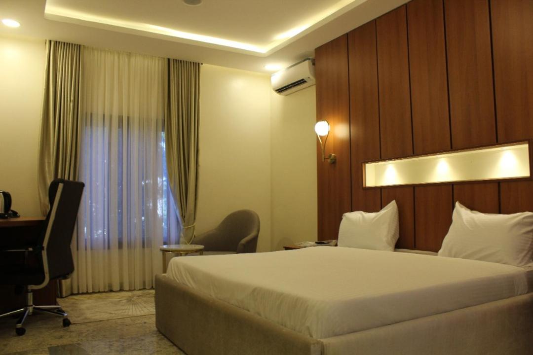 Deluxe King Room photo 2