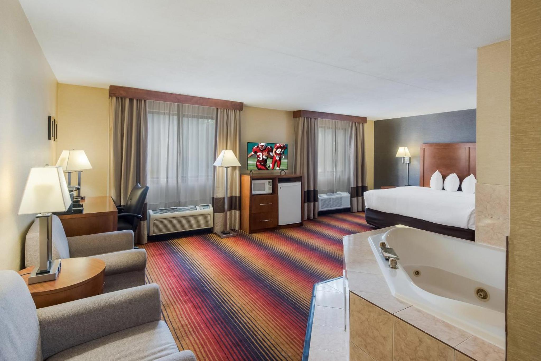 Suite King with Spa Bath Disability Access Non-Smoking - Photo 3