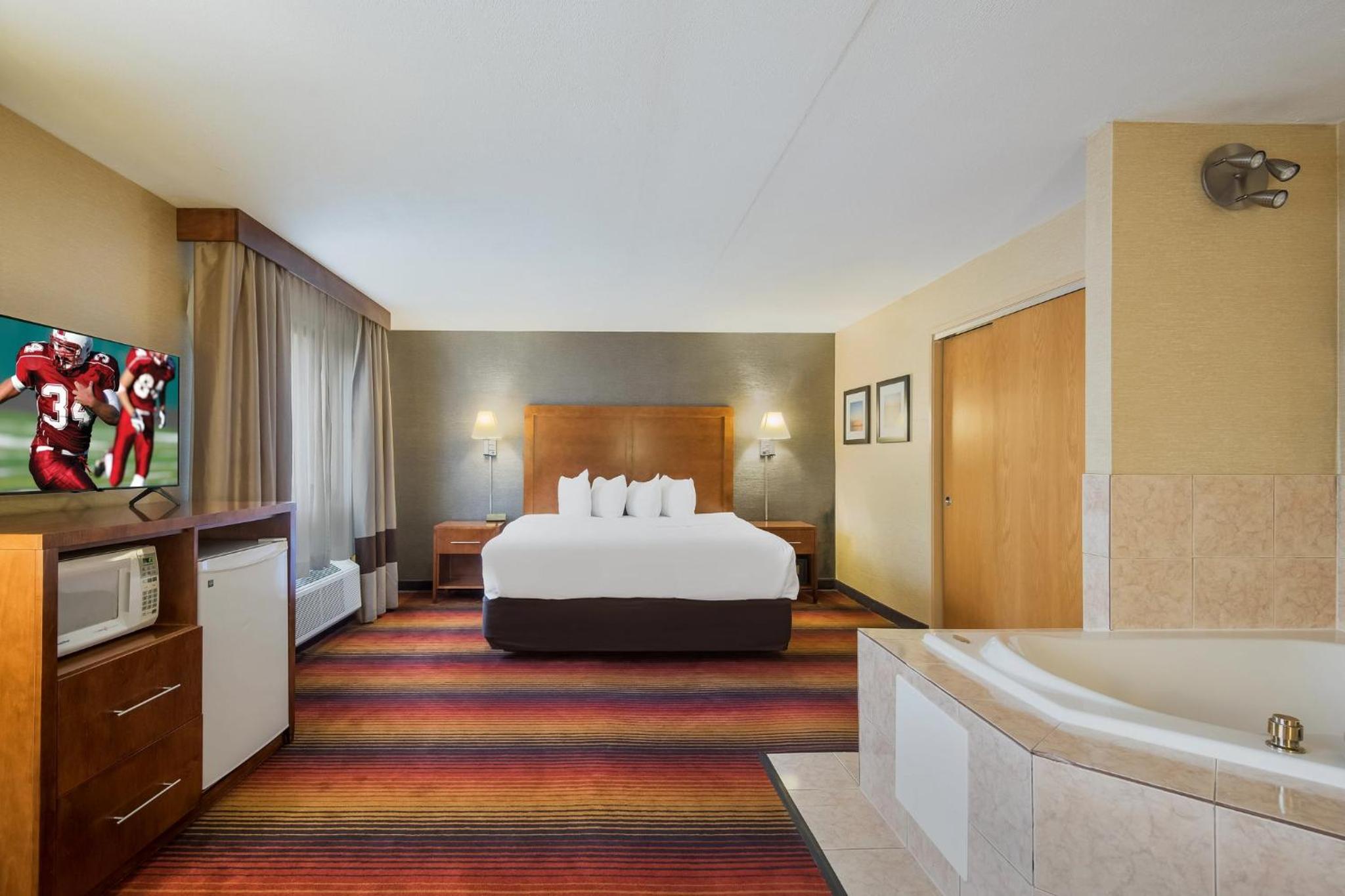 Suite King with Spa Bath Disability Access Non-Smoking - Photo 1