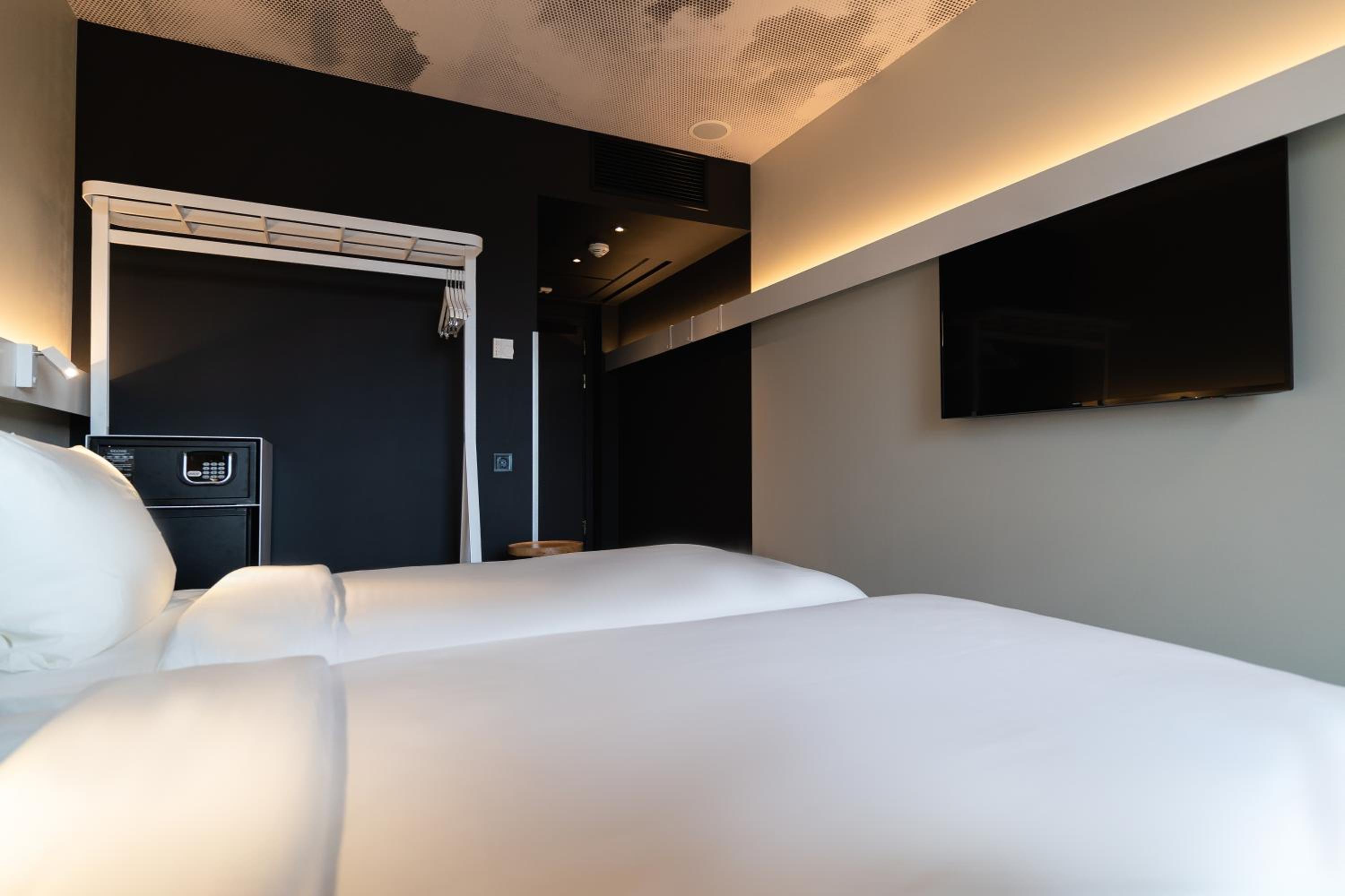 Standard Twin Room - Photo 4