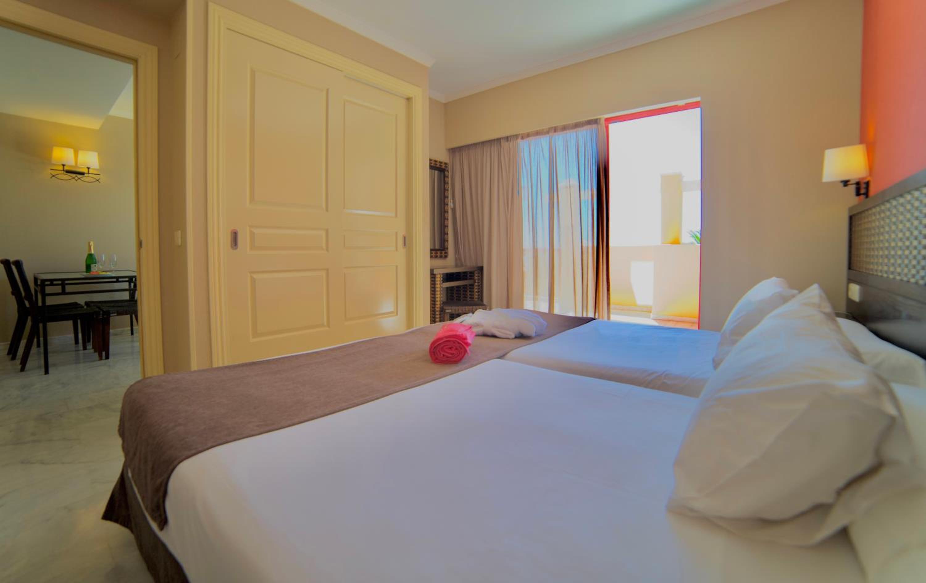 Suite Junior con vista a la piscina