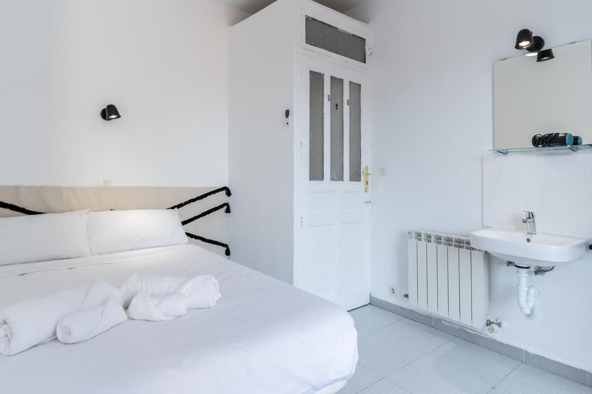 Double Room with Shared Bathroom photo 2