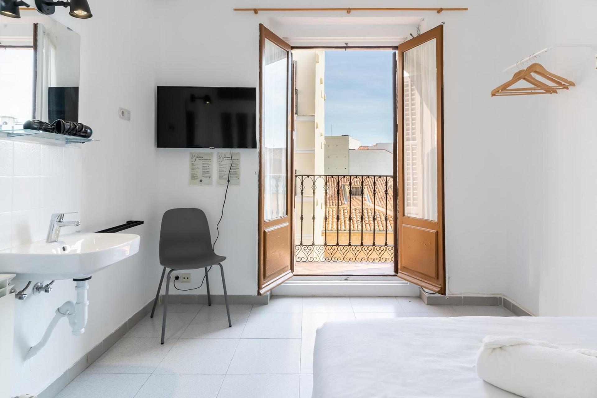 Double Room with Shared Bathroom photo 3