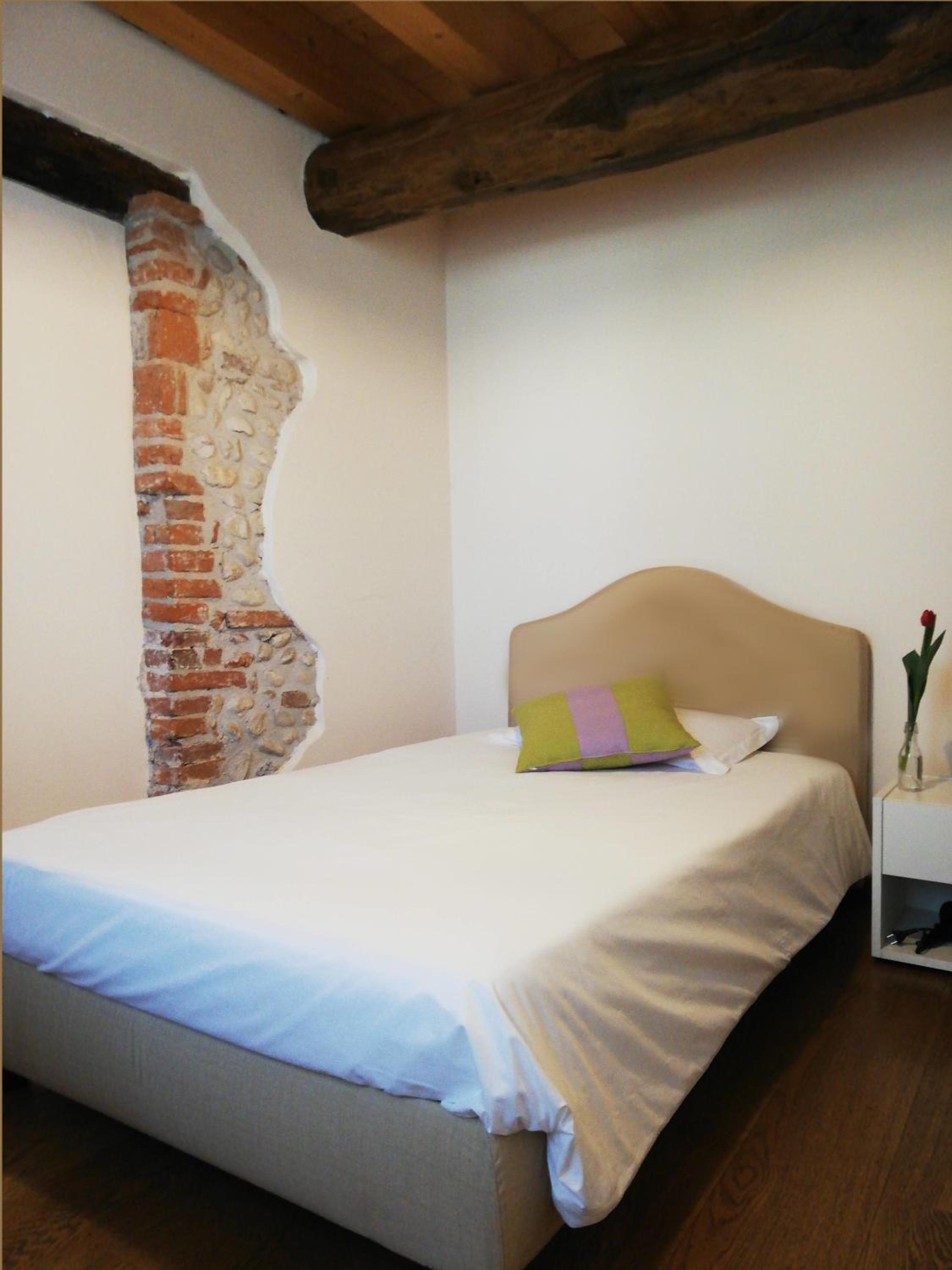 Single Room with Bathroom photo 2
