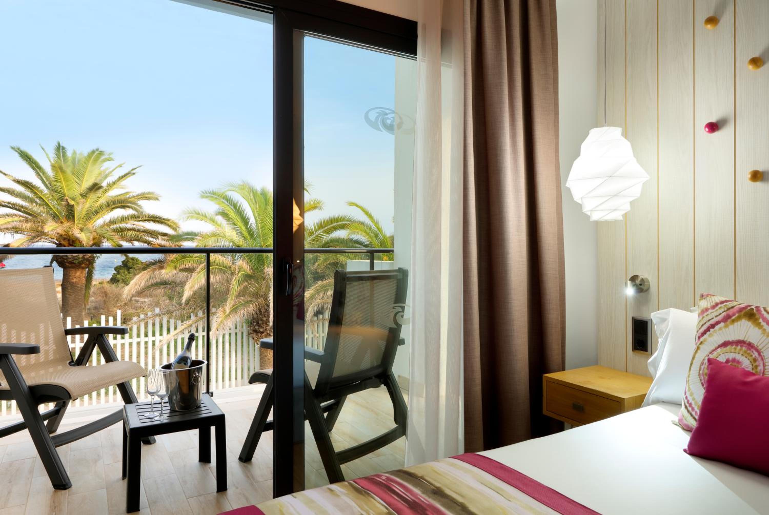 Deluxe Seafront View thumbnail 5