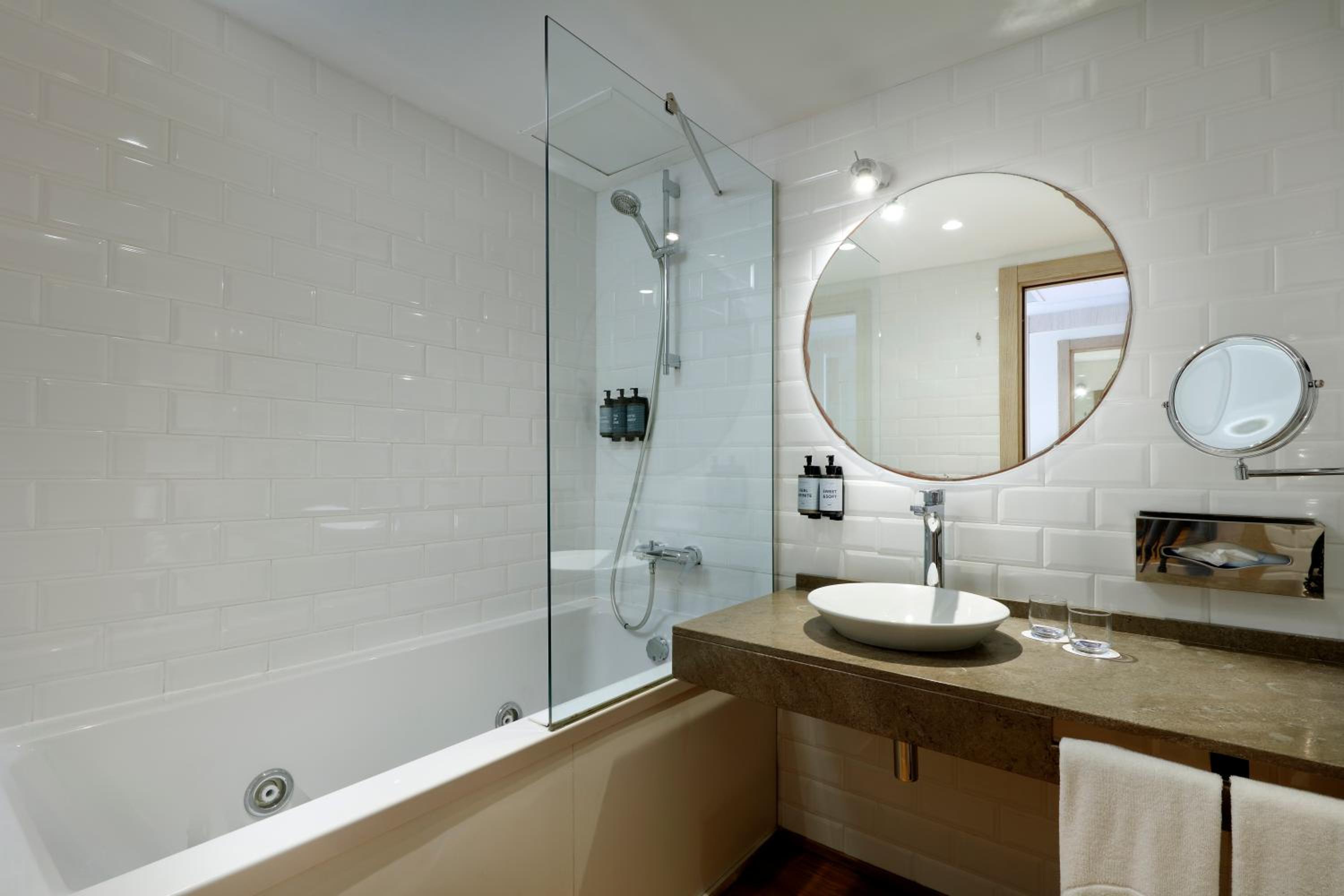 Superior Double Room thumbnail 5