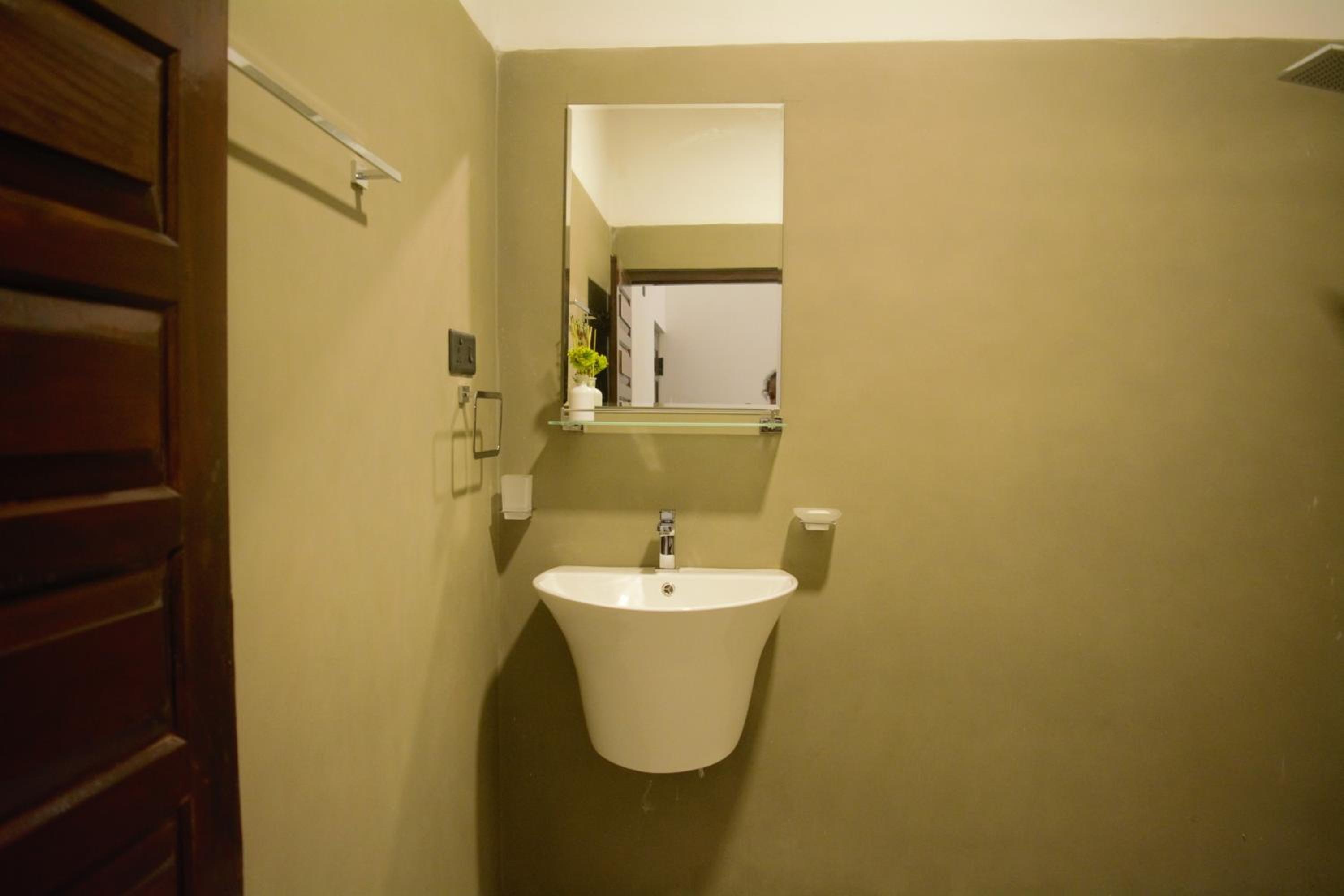 Single Room with Private Bathroom photo 2
