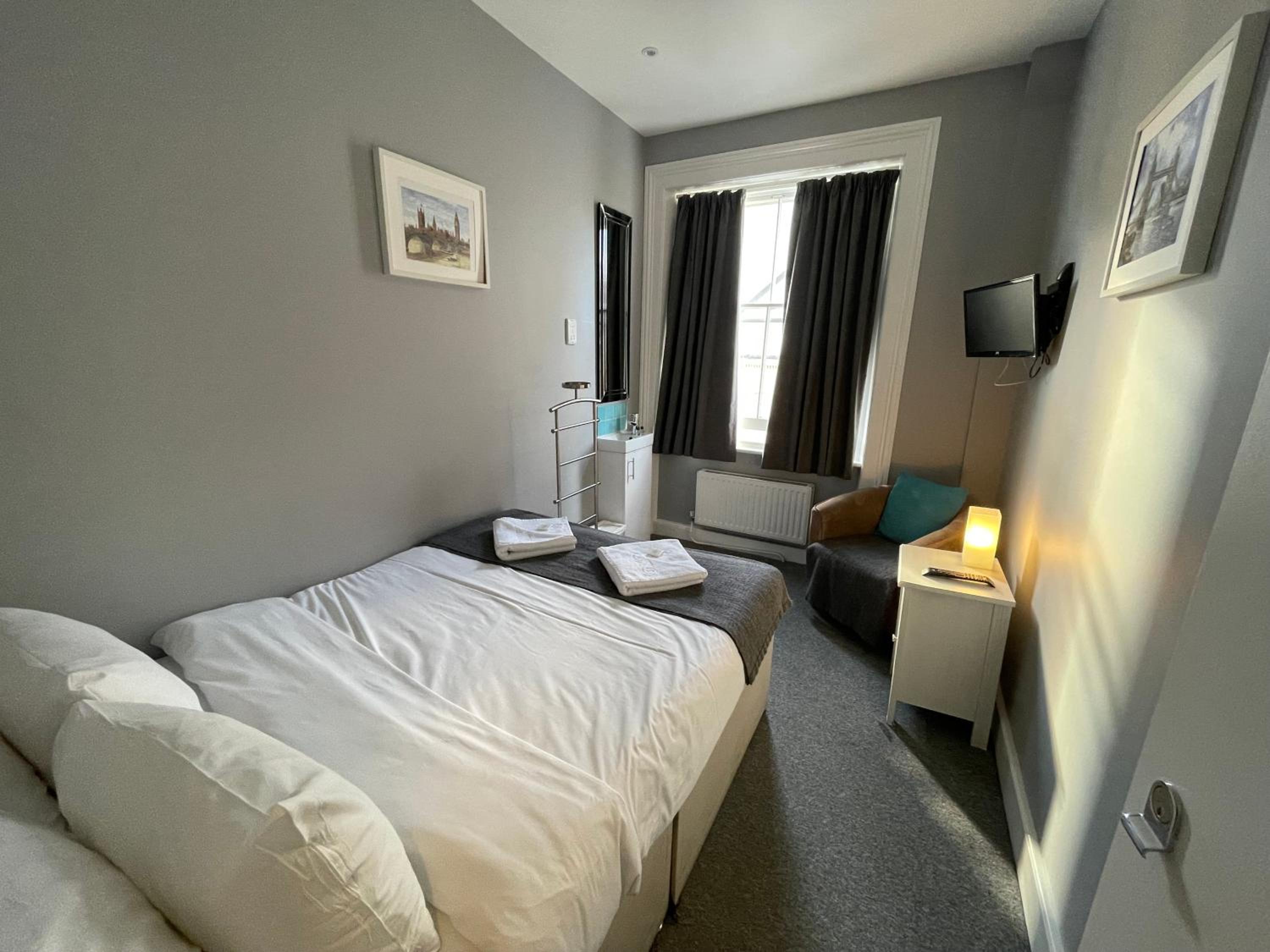 Double Room with Shared Bathroom photo 3