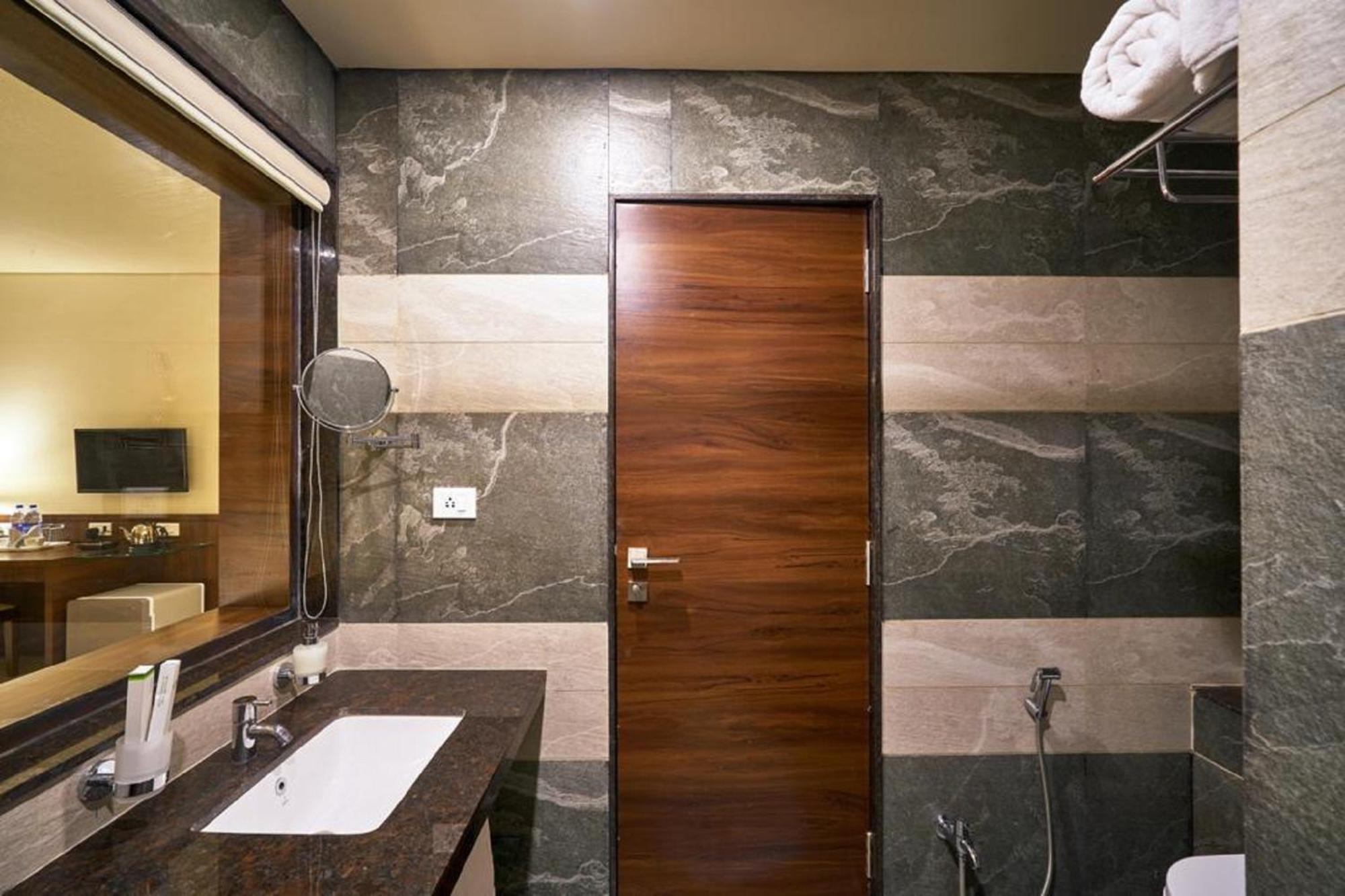 Deluxe Room - Photo 10