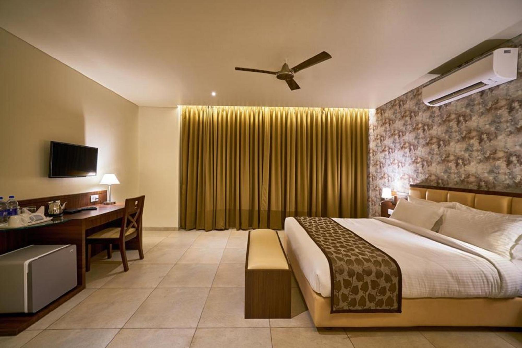 Deluxe Room - Photo 11