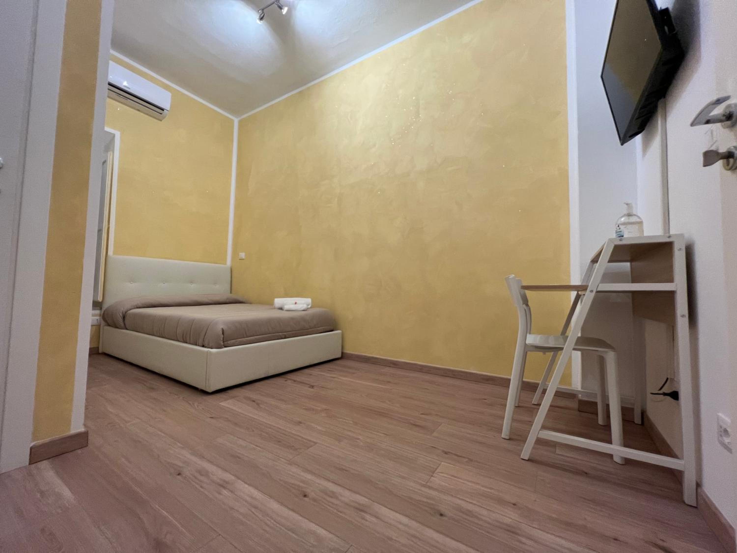 Single Room with Private Bathroom photo 1