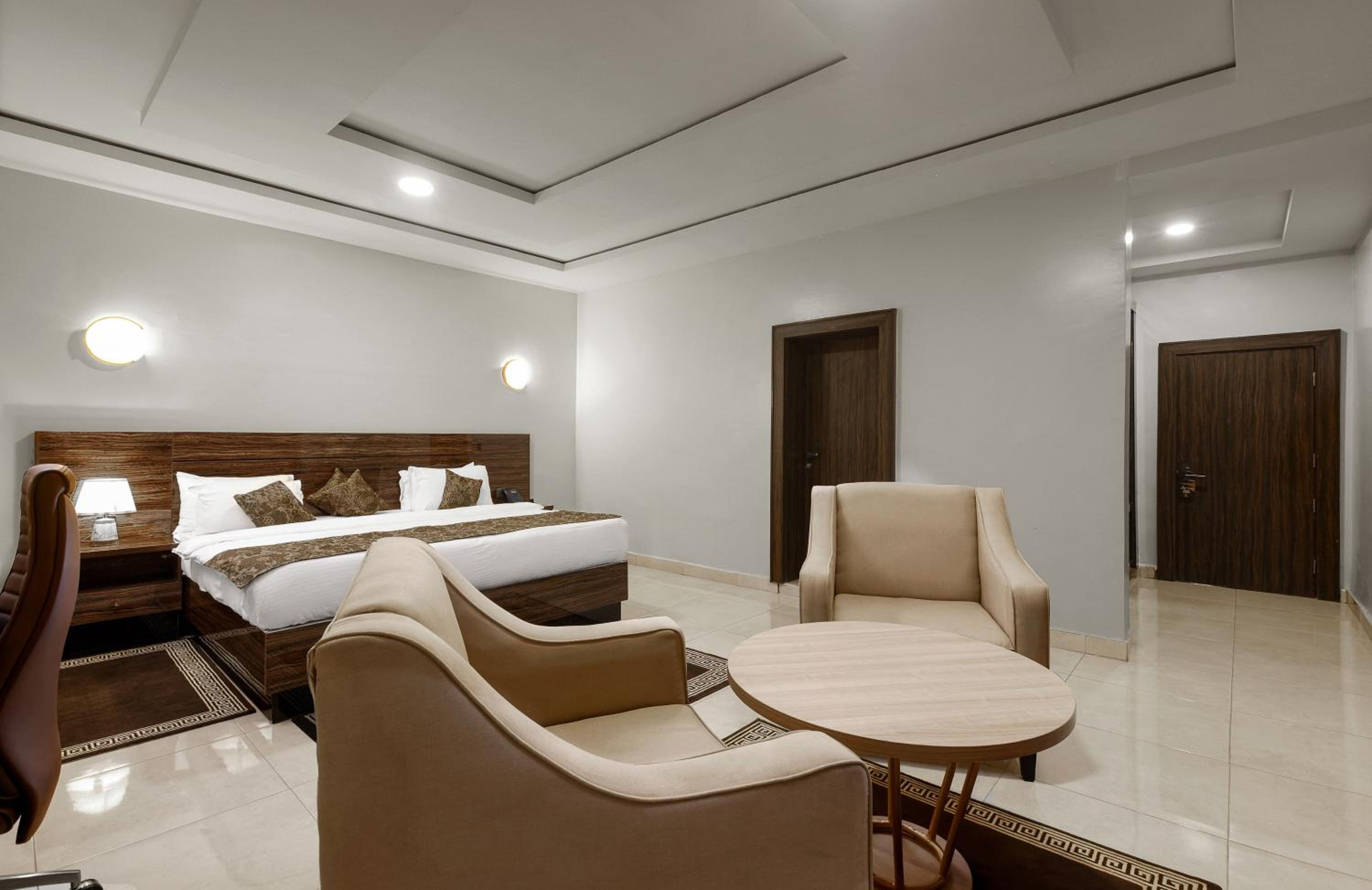 Deluxe Room (2 Adults + 1 Child)