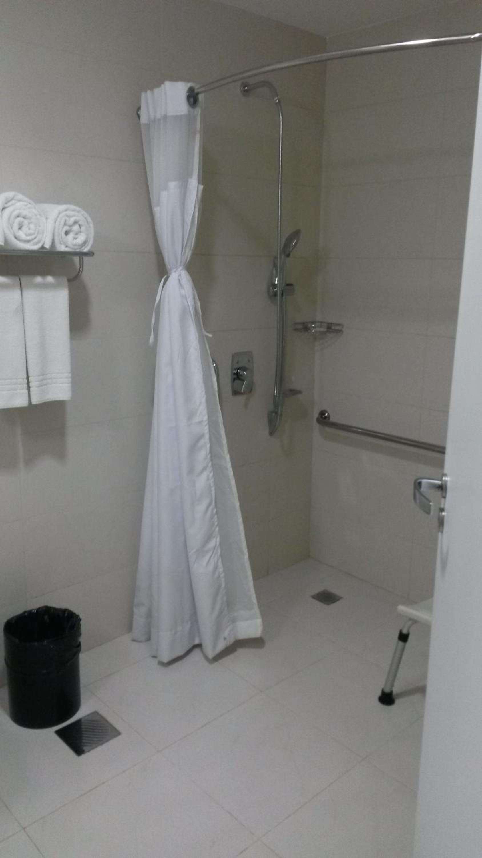 Standard King Room - Accessible photo 2