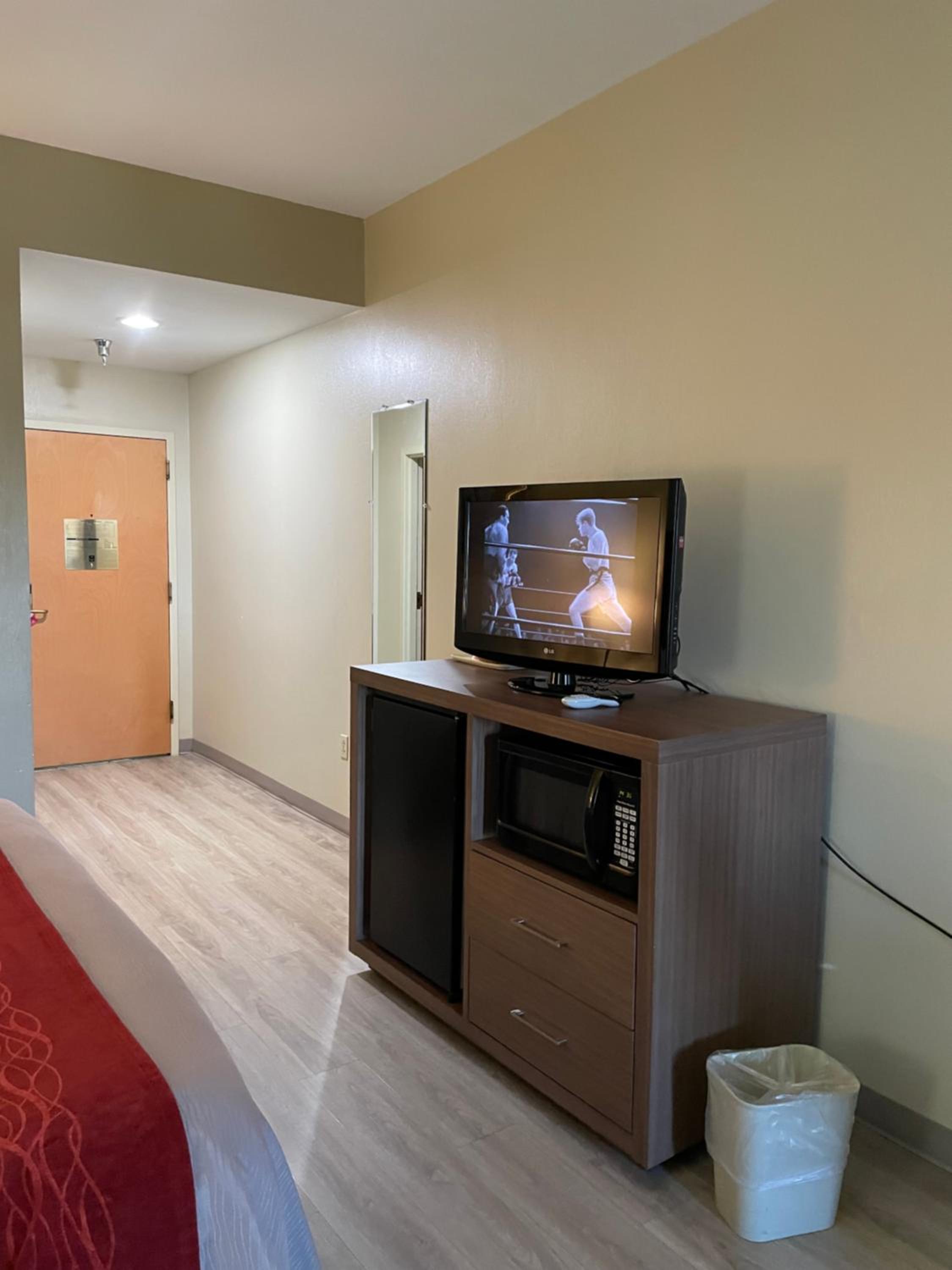 King Room - Non-Smoking - Photo 8